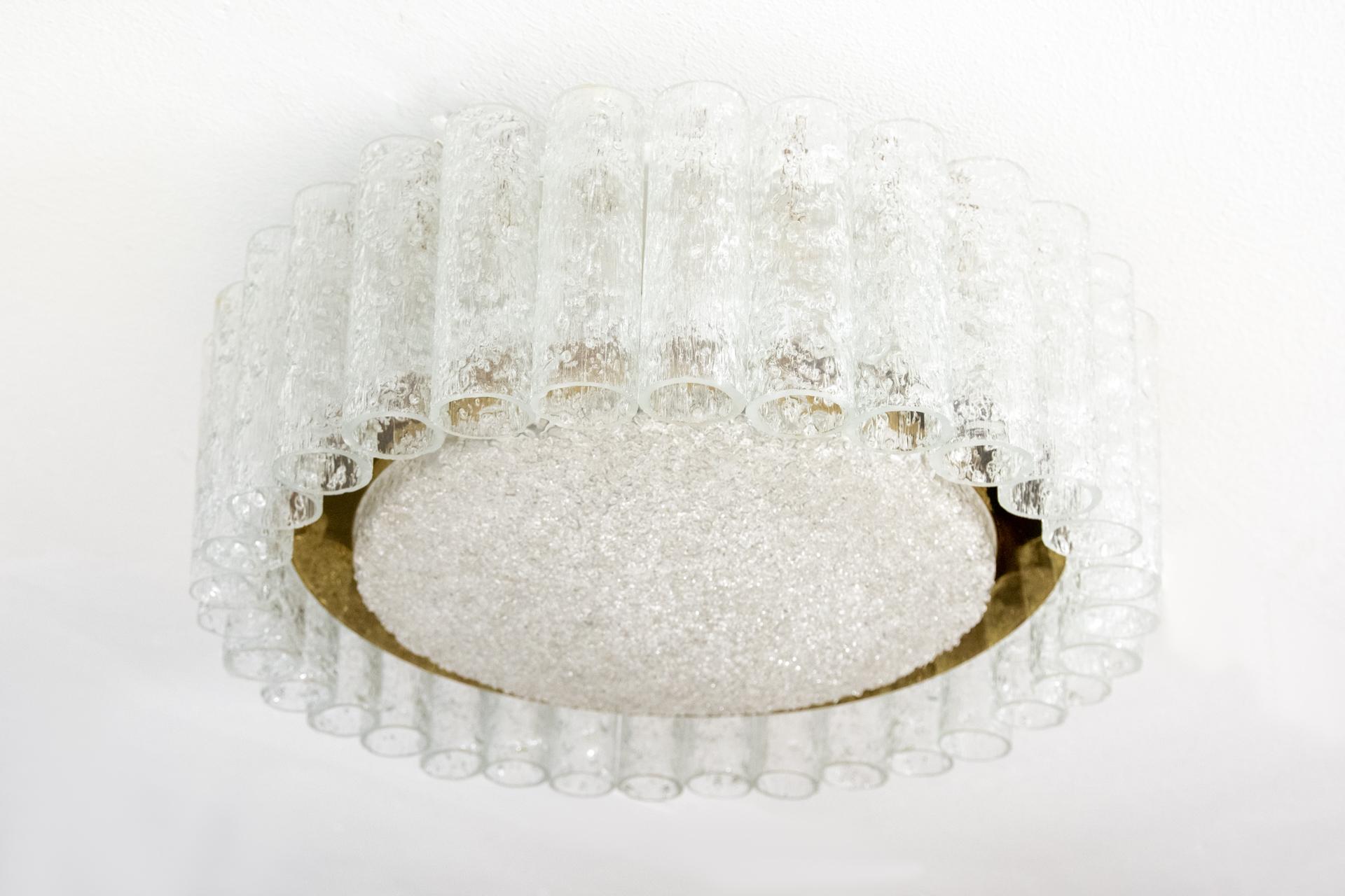 Beautiful flush mount. Round shape comes with 32 ice glass hangers. With a brass rim.
Very nice ceiling light. By Doria, Germany, 1970s. 6 E27 bulbs. Very good condition.

   