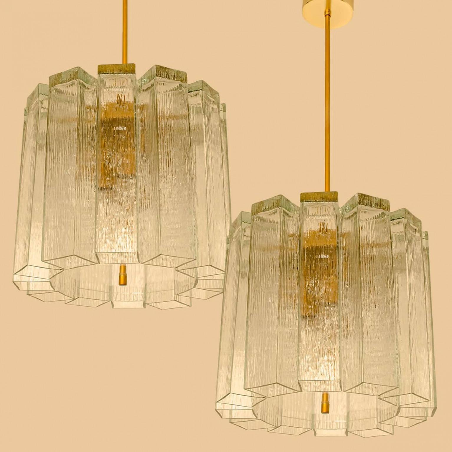 Mid-Century moderno Ciondolo Doria in vetro e ottone, Germania 1960 in vendita
