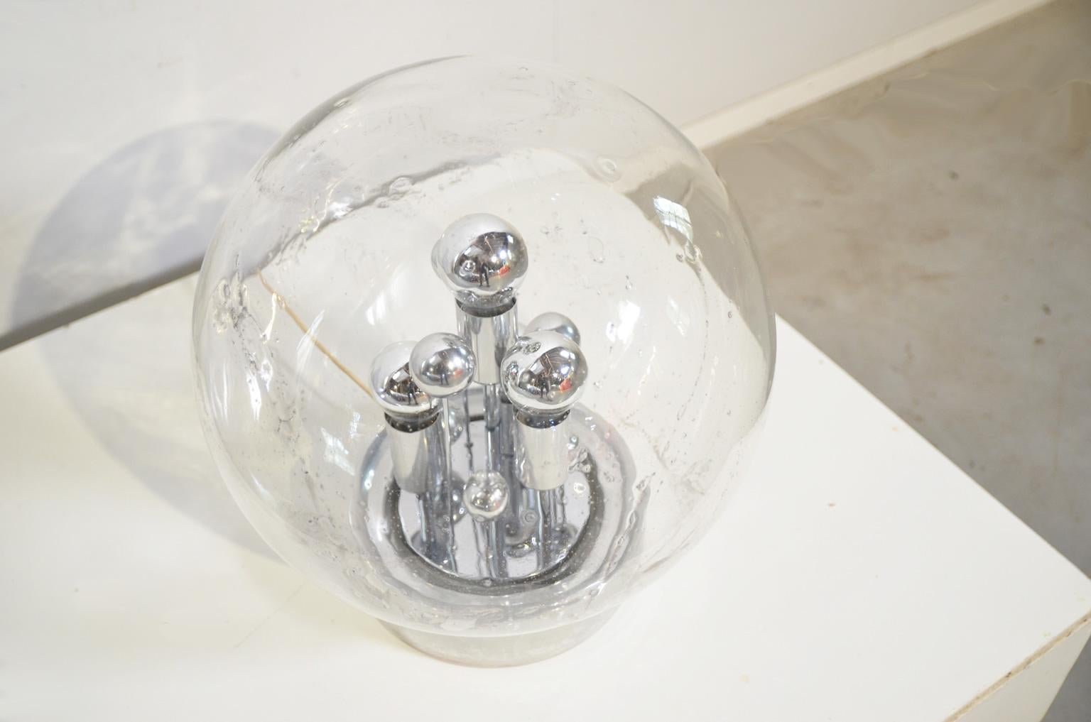 Tischlampe aus mundgeblasenem Glas von Doria, Deutschland (Metall) im Angebot