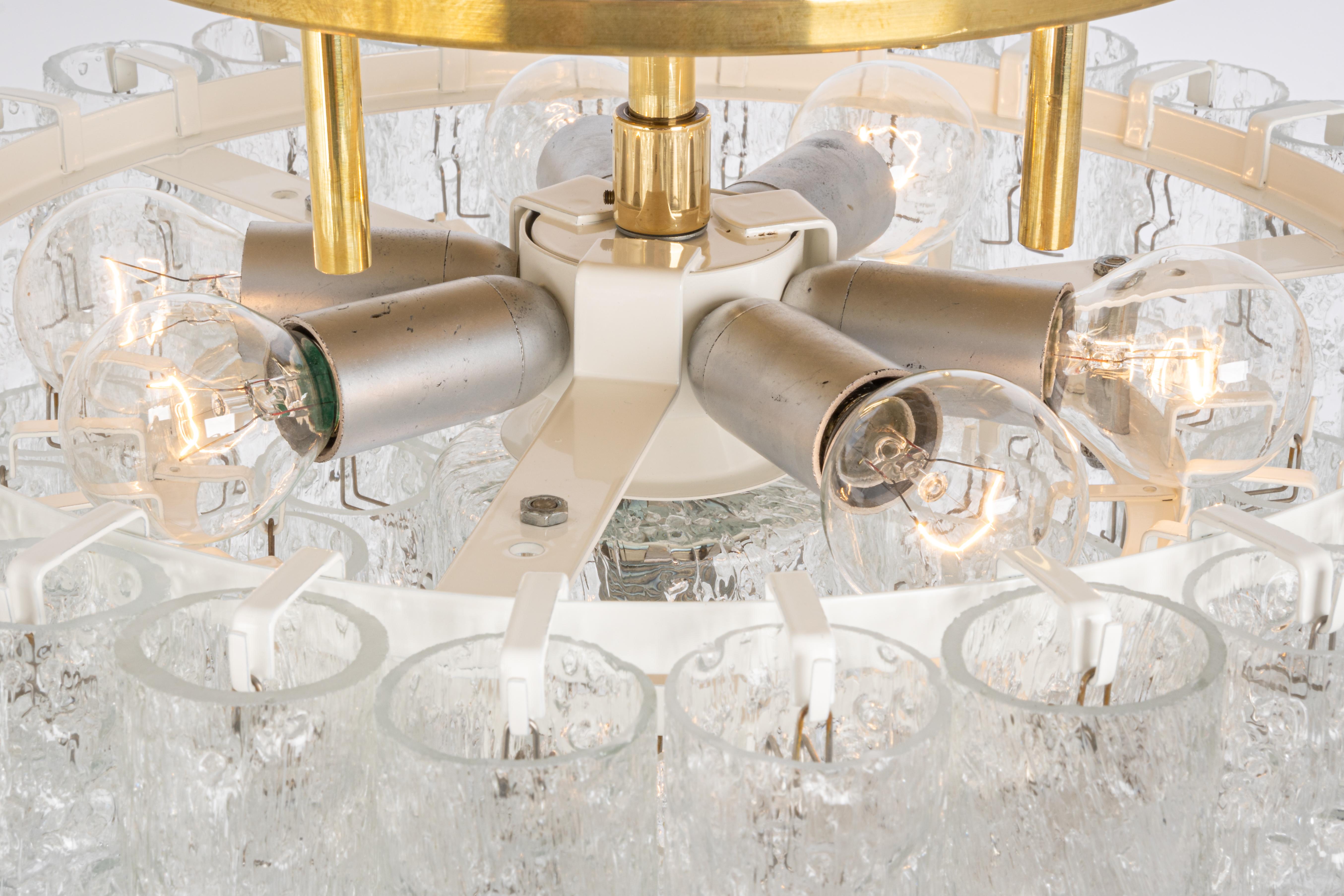 Fantastischer dreistöckiger Kronleuchter aus der Mitte des Jahrhunderts von Doria, Deutschland, hergestellt ca. 1960-1969. Drei Ringe aus Muranoglaszylindern hängen an einer Halterung.

Steckdosen: 7 x E14 Kandelaber-Glühbirnen (bis zu je 40 W)