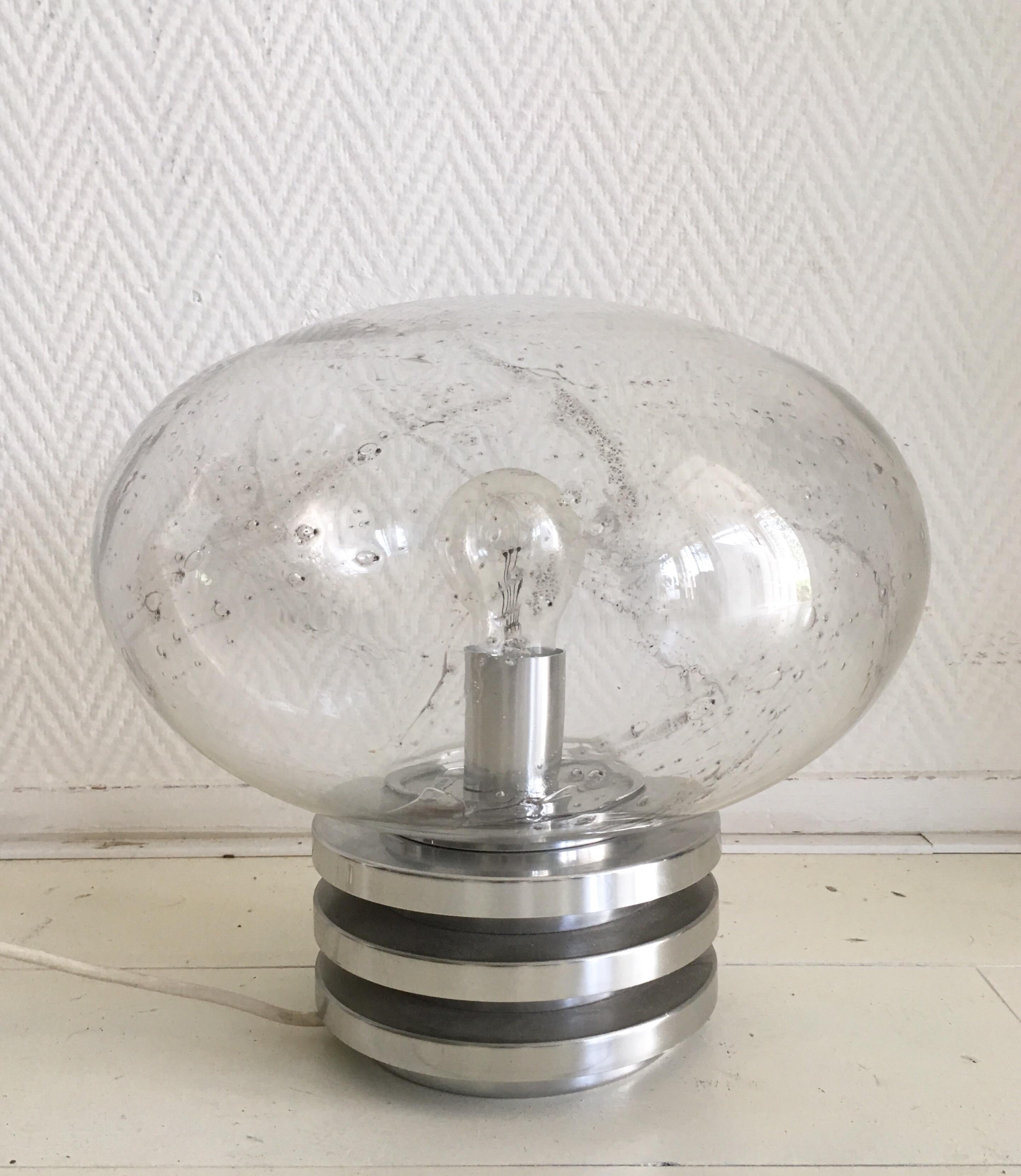 Wunderschönes Stück, hergestellt von Doria Leuchten Deutschland, ca. 1960er-1970er Jahre. Die Lampe besteht aus einem mundgeblasenen Blasenglasschirm und einem Metallsockel. Es befindet sich in hervorragendem Zustand und weist nur minimale