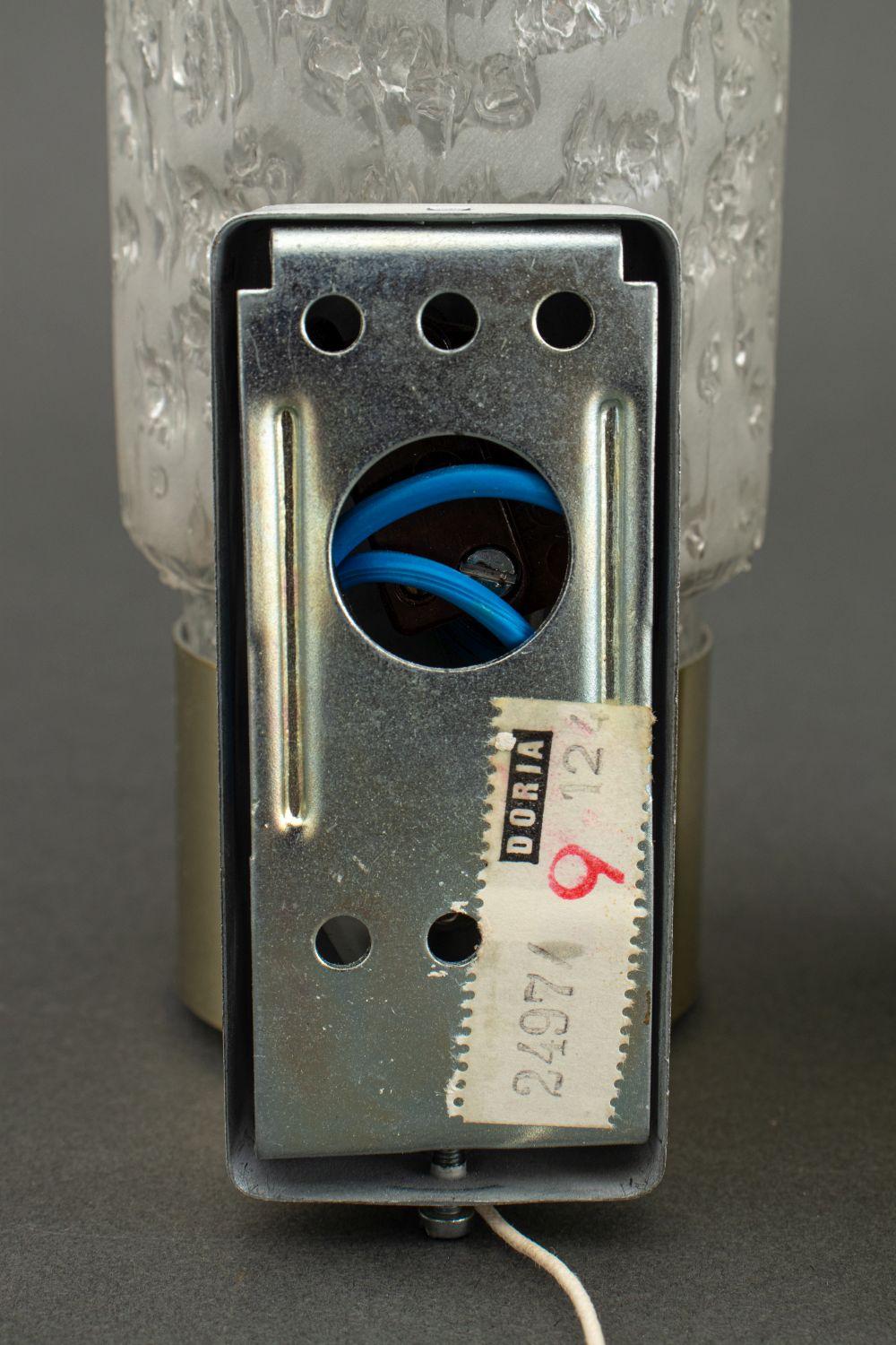 XX secolo Coppia di lampade Doria Leuchten in vetro e ottone in vendita