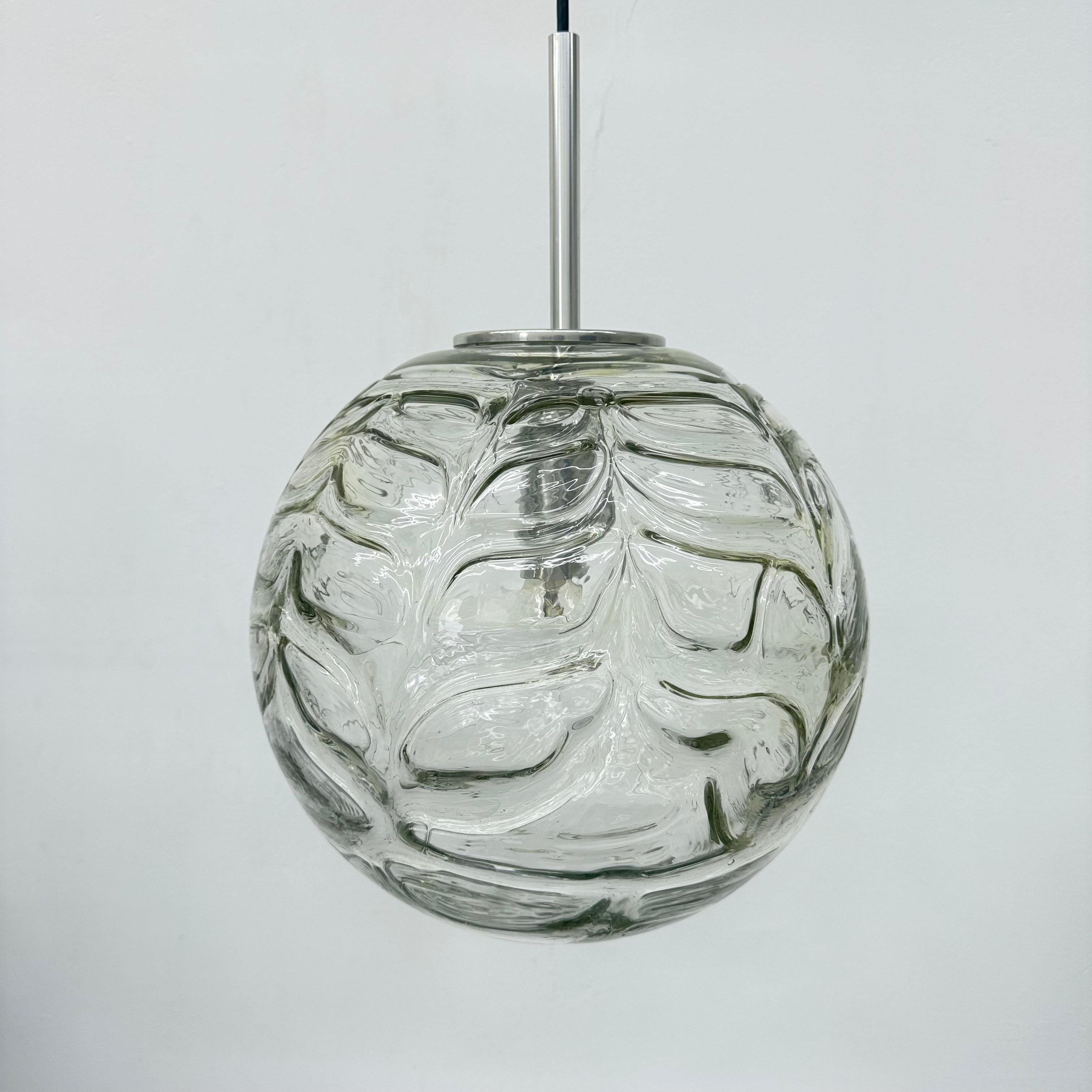 Doria leuchtende Glas-Hängelampe , 1970er Jahre

Abmessungen: 100 cm Höhe, 35 cm Durchmesser
Zustand: Gut
MATERIAL: Metall, Glas