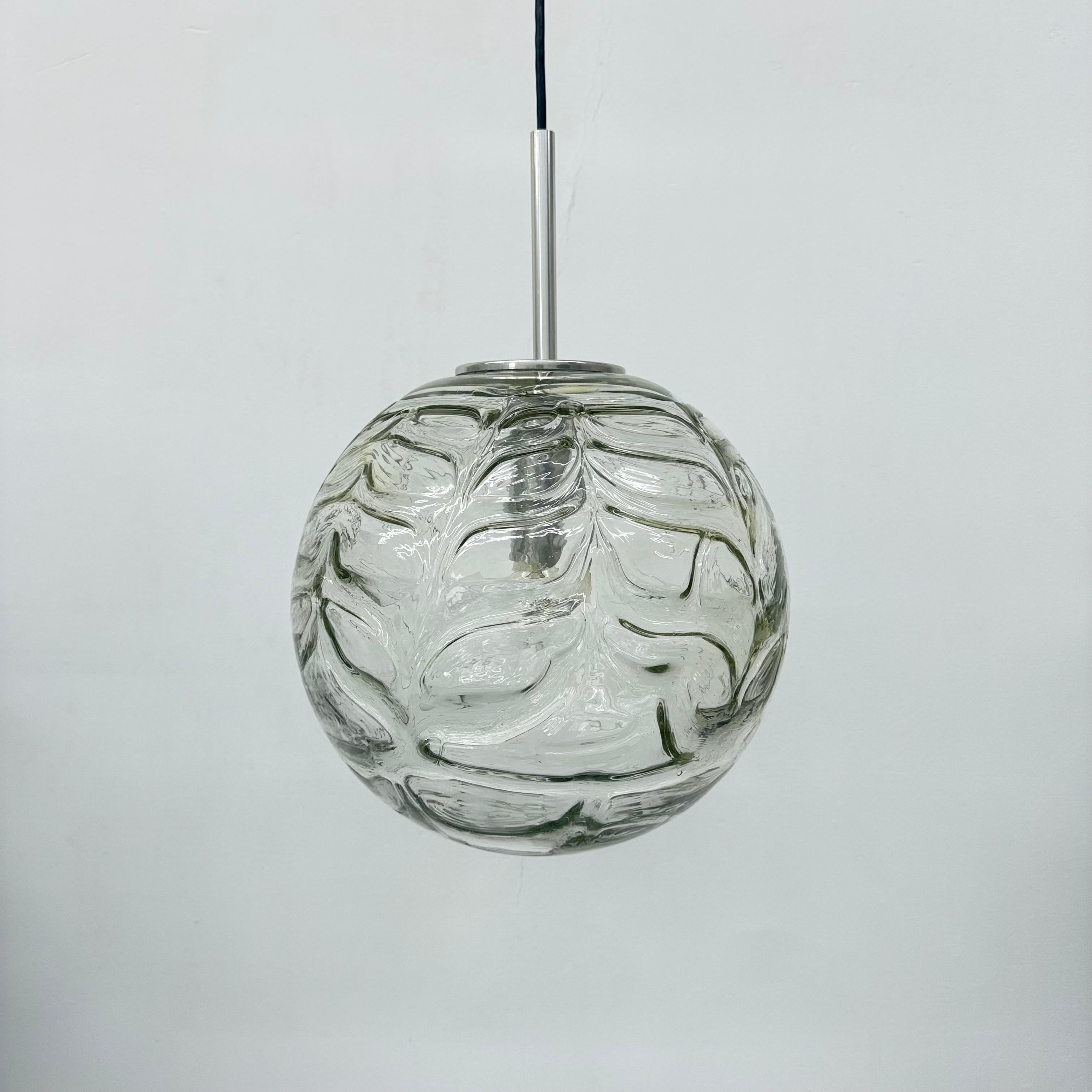 Doria leuchtende Glas-Hängelampe , 1970er Jahre (Moderne der Mitte des Jahrhunderts) im Angebot