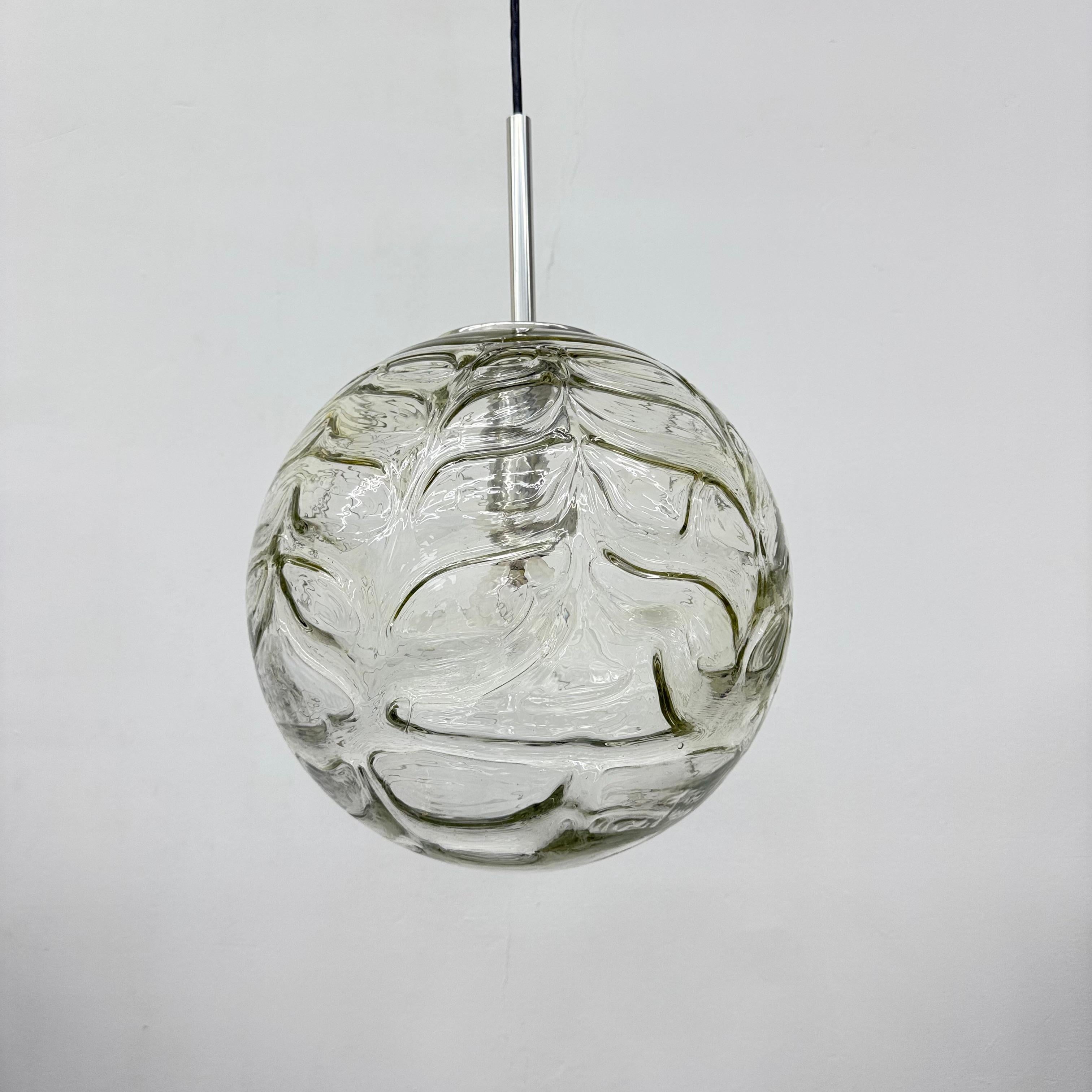 Doria leuchtende Glas-Hängelampe , 1970er Jahre (Deutsch) im Angebot