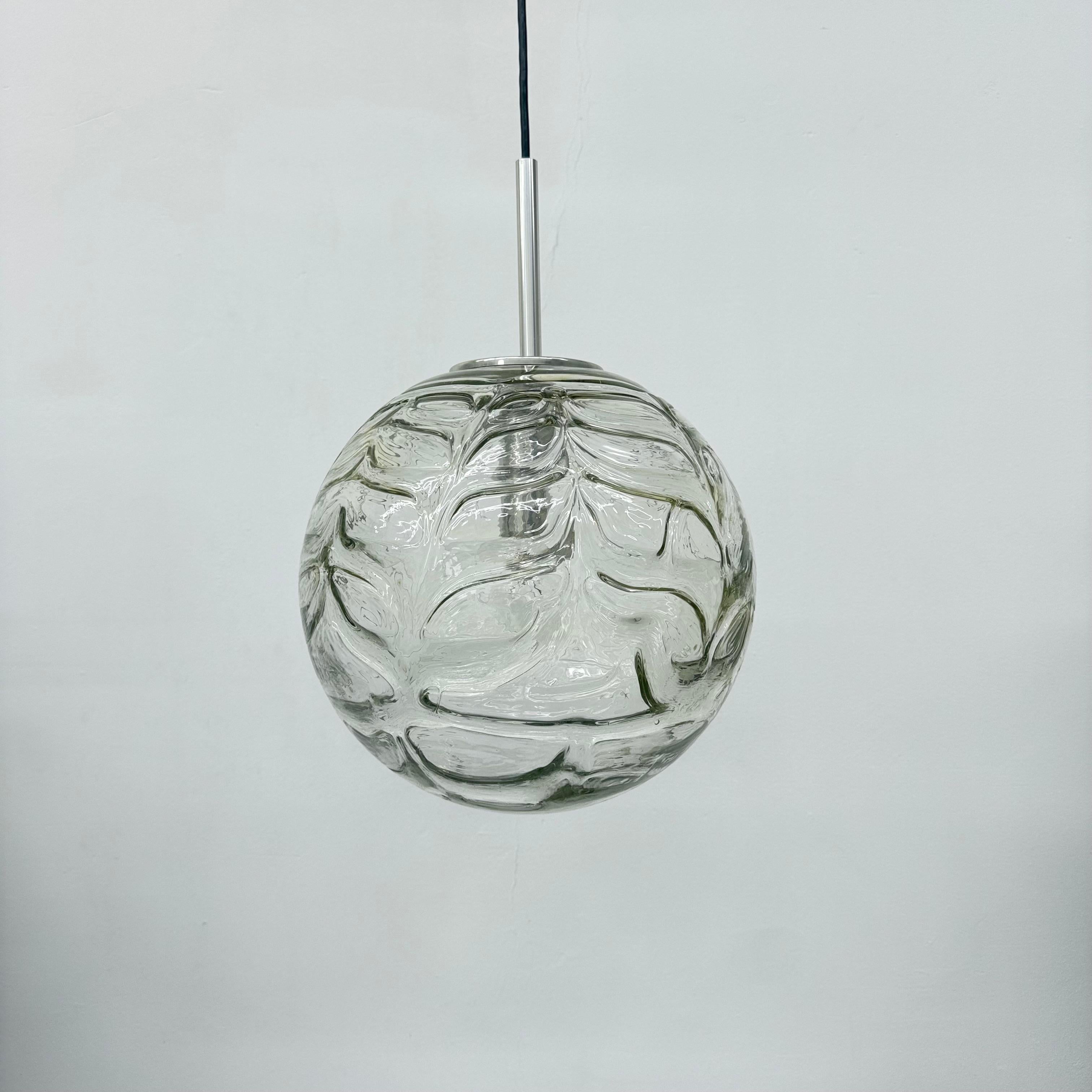 Doria leuchtende Glas-Hängelampe , 1970er Jahre (Ende des 20. Jahrhunderts) im Angebot