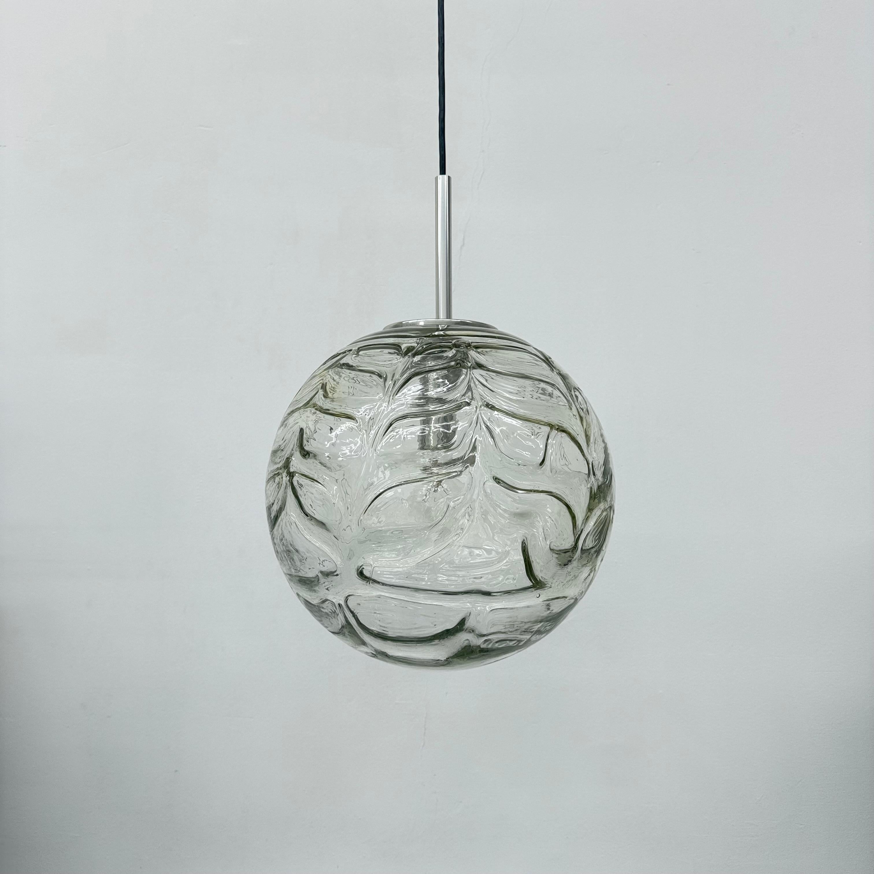Doria leuchtende Glas-Hängelampe , 1970er Jahre im Angebot 1