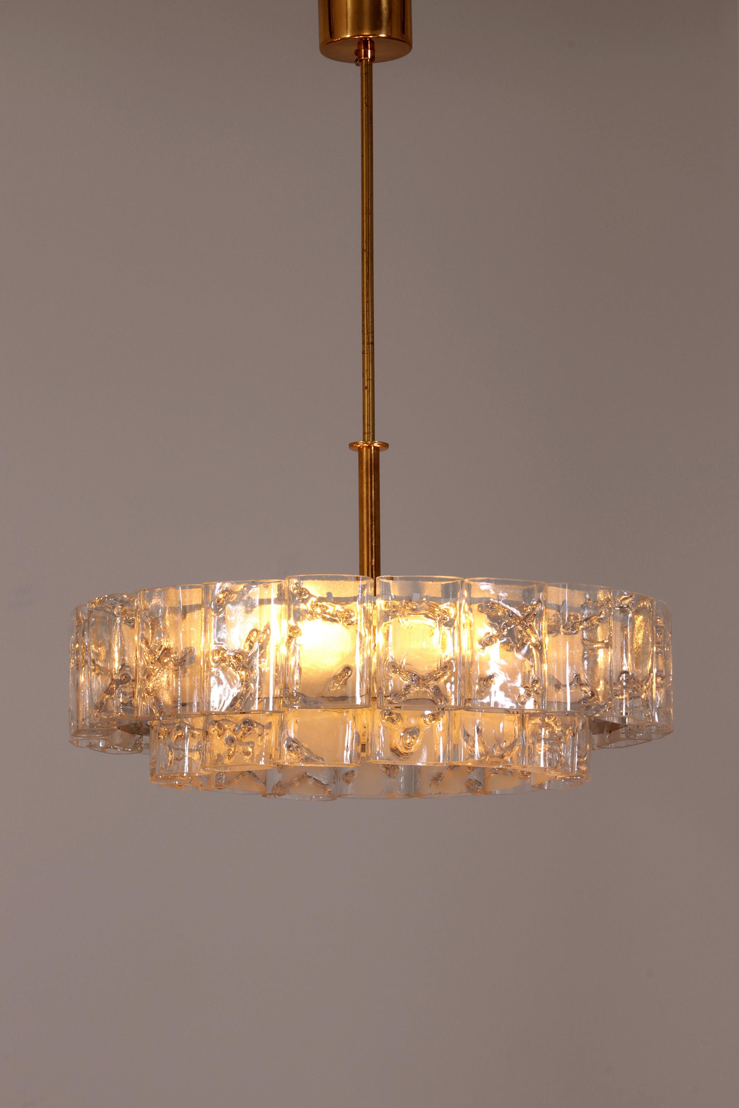 Doria Leuchten Lustre en laiton et cristal du milieu du siècle 1960, ensemble de 2 pièces en vente 3