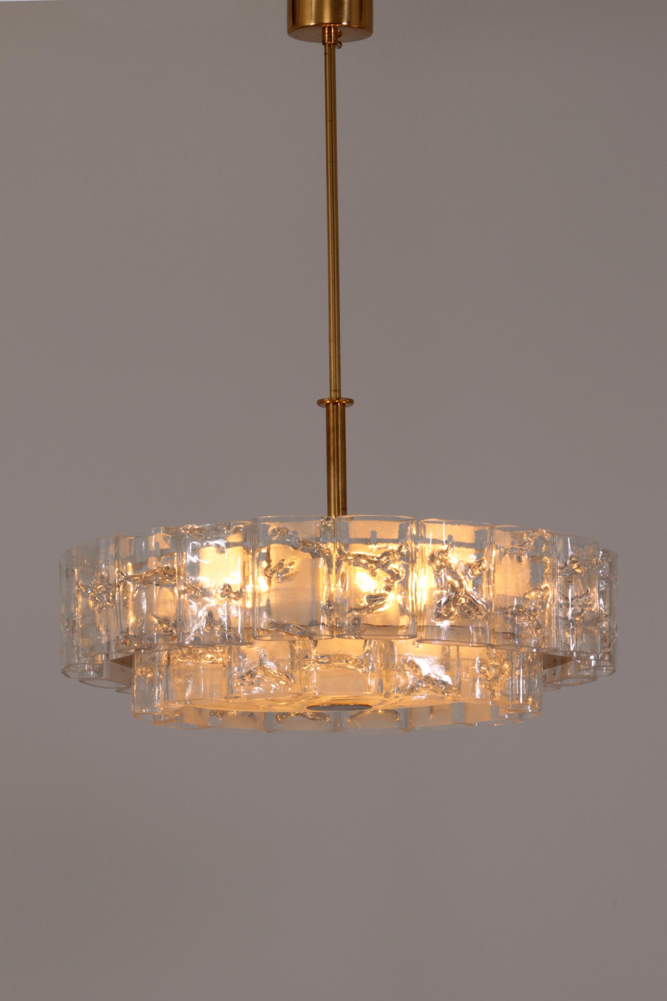 Doria Leuchten Lustre en laiton et cristal du milieu du siècle 1960, ensemble de 2 pièces en vente 4