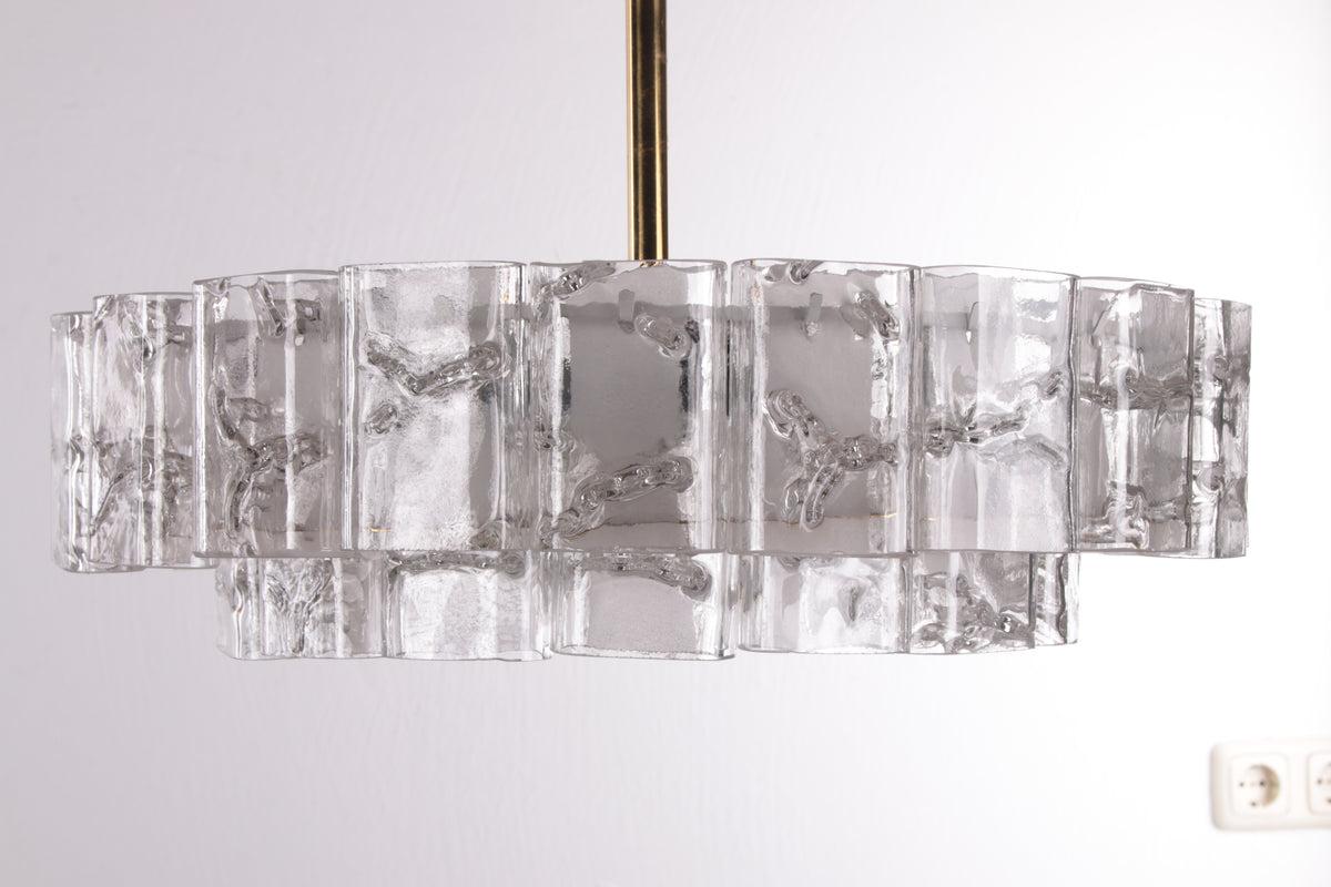2 sehr schöne Golden Ice Hängelampen mit Glasplatte

Diese schönen Hängelampen wurden in den 1960er Jahren von Doria Leuchten hergestellt.

Die Lampen bestehen aus 2 Eisglasrändern, der äußere Rand hat 20 mundgeblasene große Glaszylinder, der innere