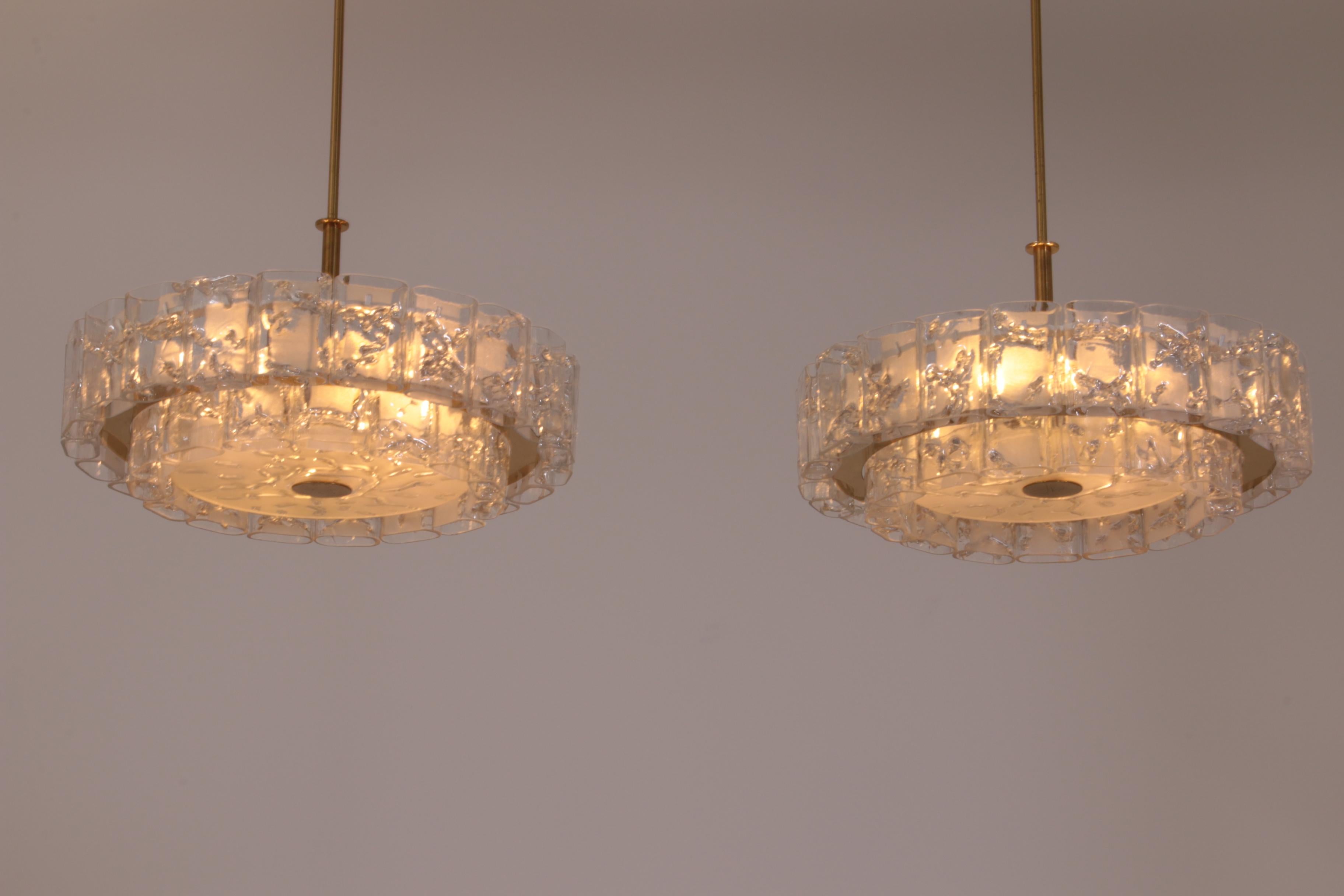 Allemand Doria Leuchten Lustre en laiton et cristal du milieu du siècle 1960, ensemble de 2 pièces en vente