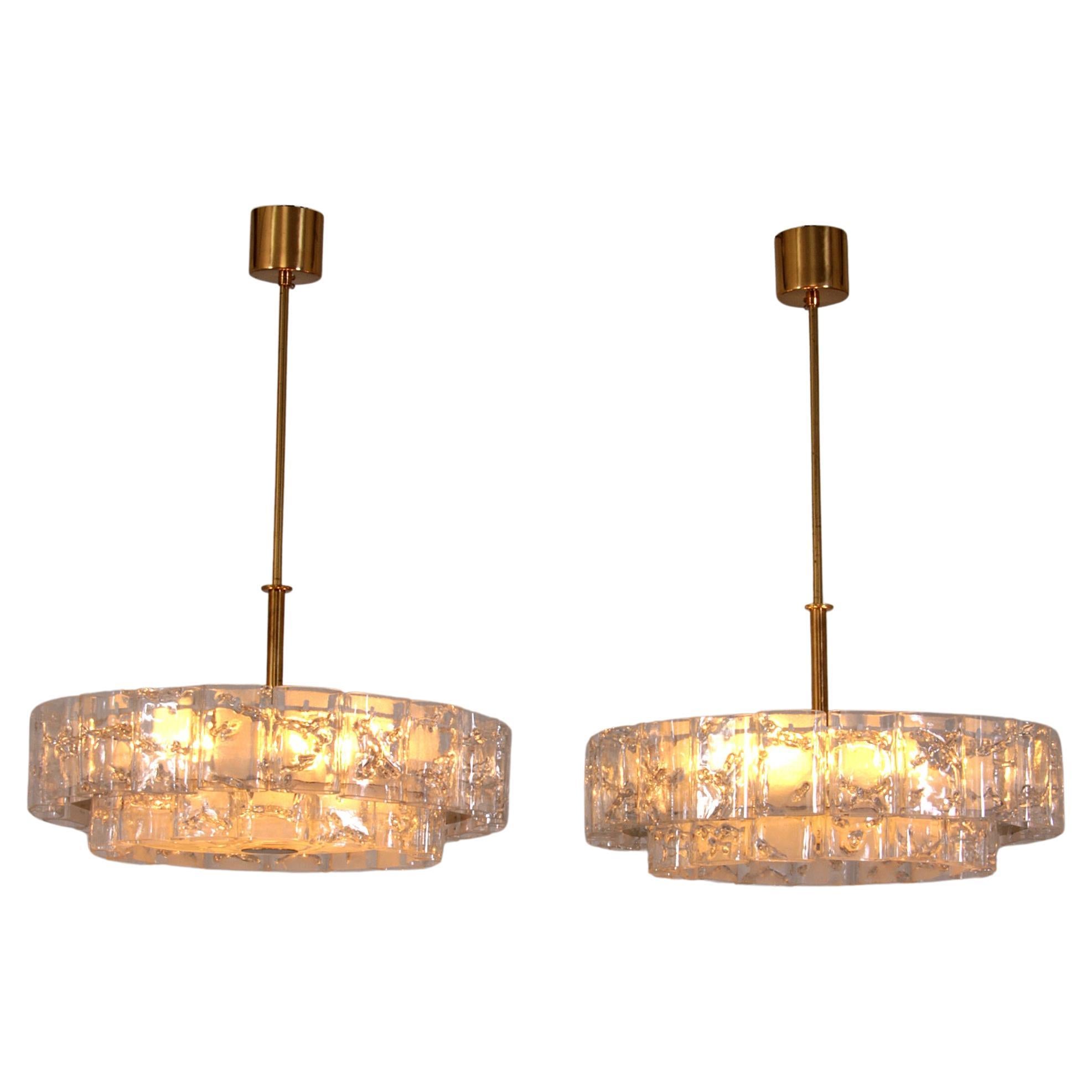Doria Leuchten Lustre en laiton et cristal du milieu du siècle 1960, ensemble de 2 pièces en vente