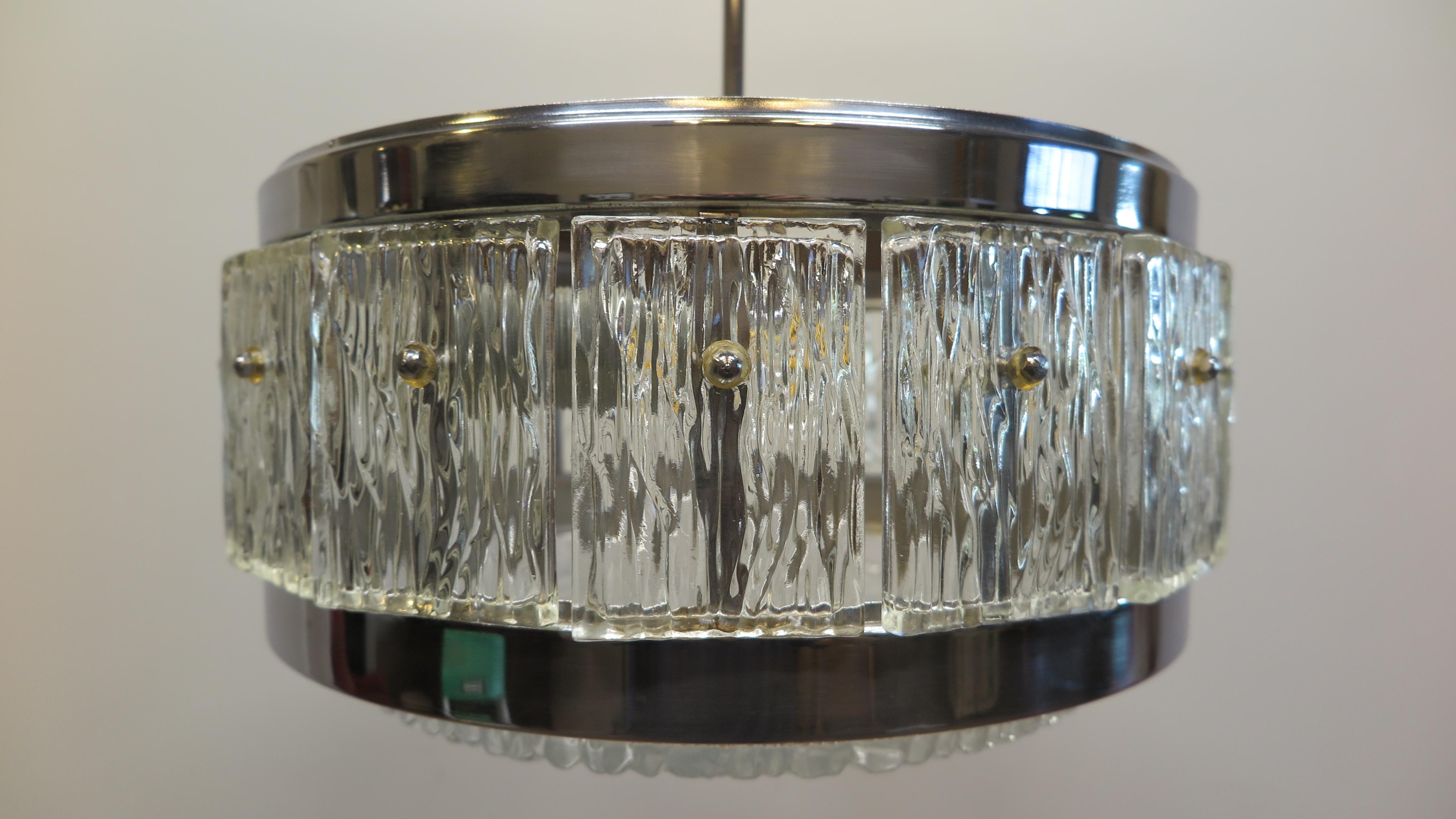 Doria Leuchten Mid Century geformt Glas Pendelleuchte 1960s.  Verchromter, runder Stahlrahmen mit schön geformten Glasscheiben und passendem, geformtem Glasdiffusor.   Vierzehn rechteckige, gepresste Glasscheiben mit Wellenmuster und ein großer,