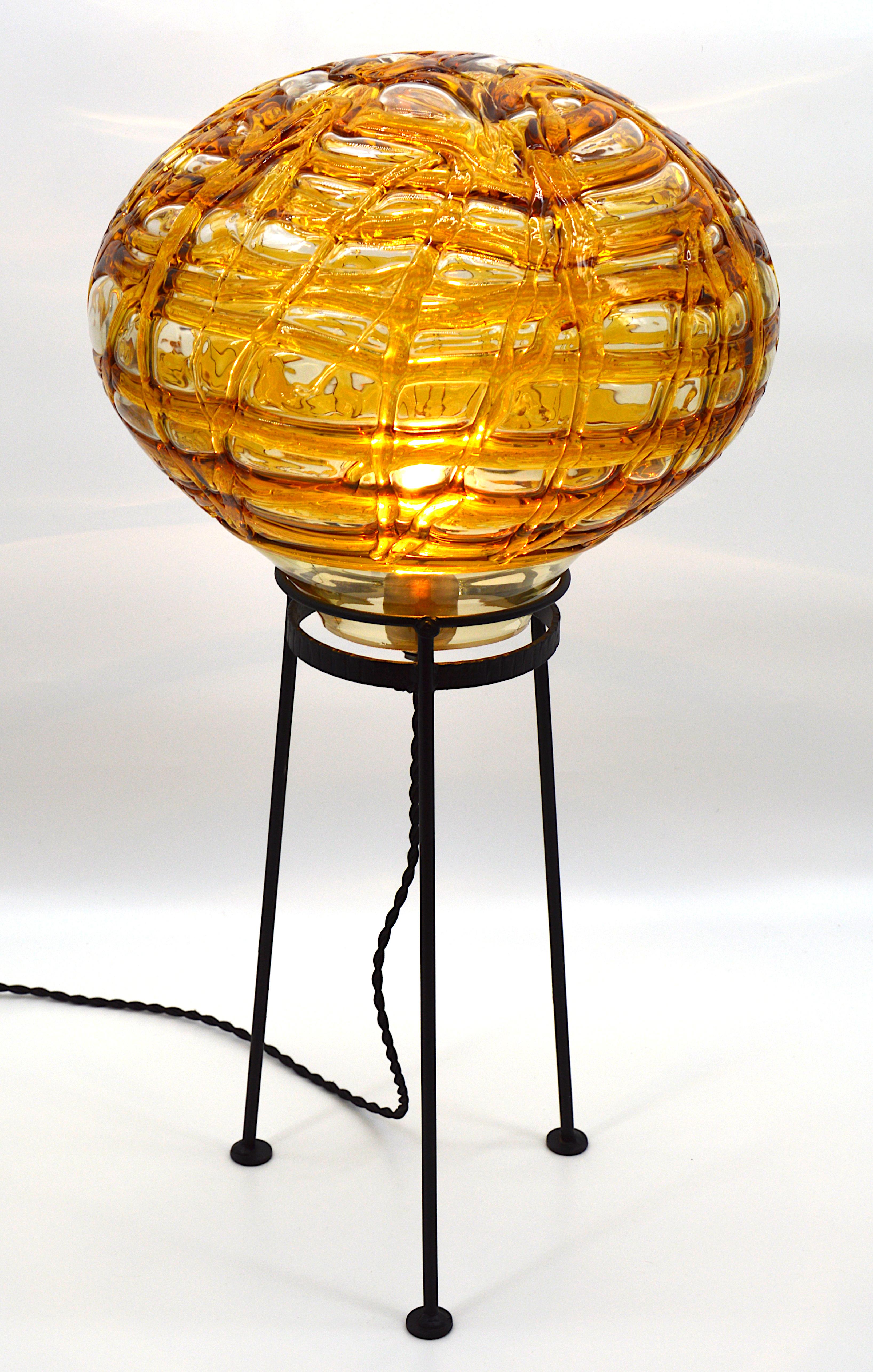 Lampadaire du milieu du siècle par Doria, Allemagne, années 1960. Ce magnifique lampadaire a été produit au milieu des années 1960 du siècle dernier par Doria Leuchten. À cette époque, Doria Leuchten était l'un des fabricants d'objets lumineux les