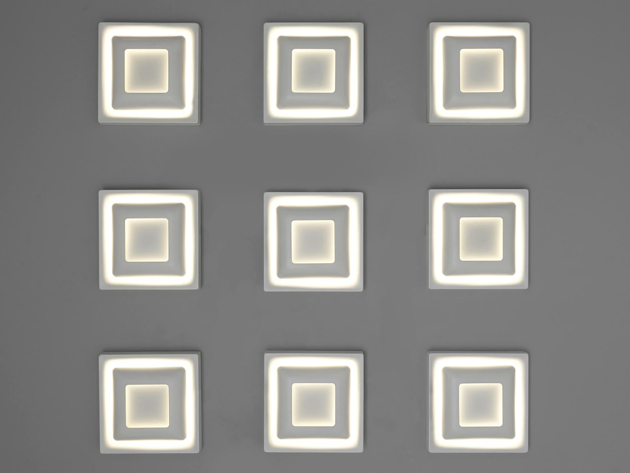 Doria Leuchten, apliques o lámparas de pared, metal, Alemania, década de 1970. 

Estos apliques o plafones de metal blanco ofrecen una oportunidad única para marcar la diferencia en su interior. Ganadores de un premio Industrieforum de diseño en
