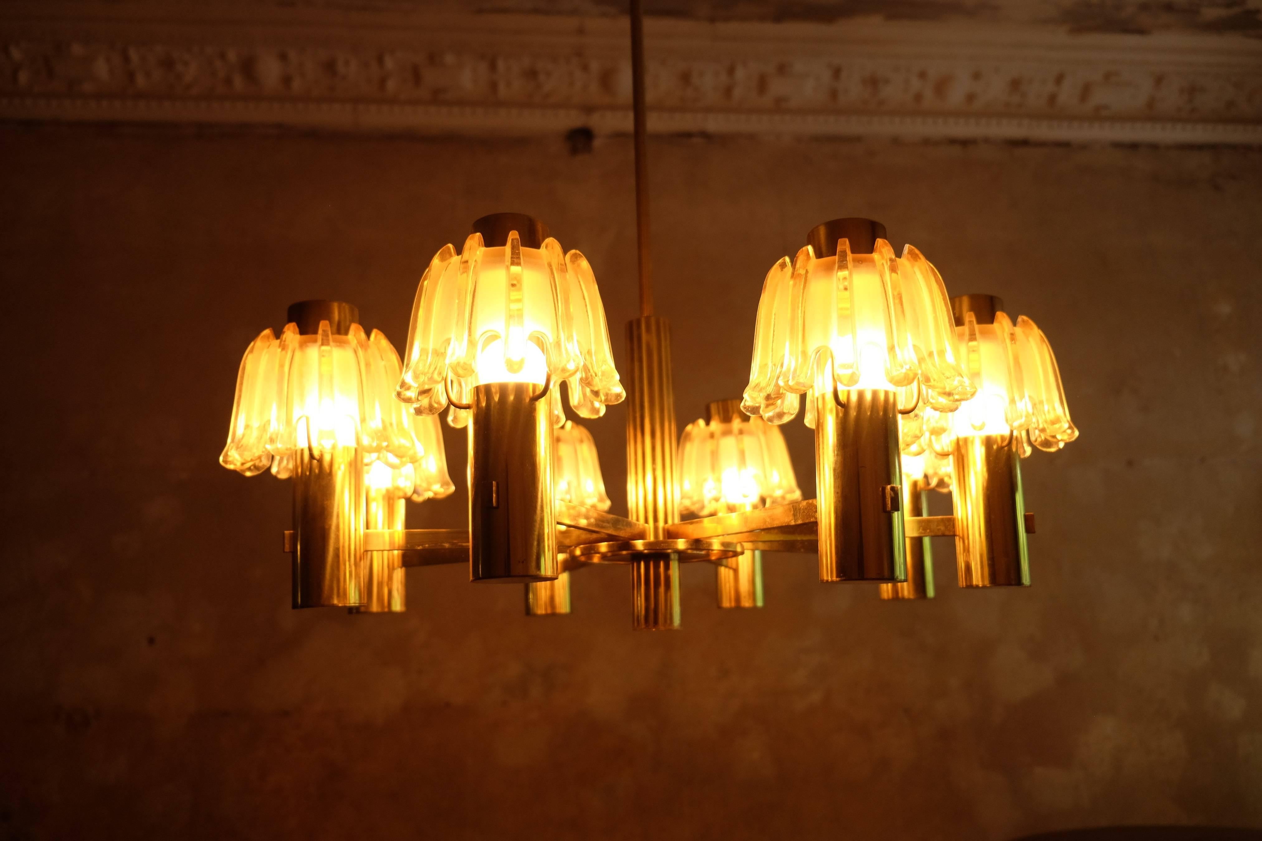 Doria Mid-Century Impressive Brass and Glass Chandelier For Sale 2