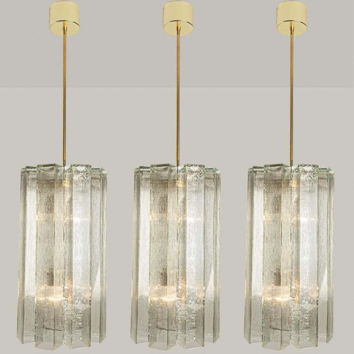 Pendente moderno di metà secolo prodotto da Doria Leuchten Germany negli anni Sessanta. La lampada presenta una struttura in ottone da cui pendono 8 tubi in vetro di Murano.

Il lampadario è dotato di cinque prese E27 per una splendida distribuzione