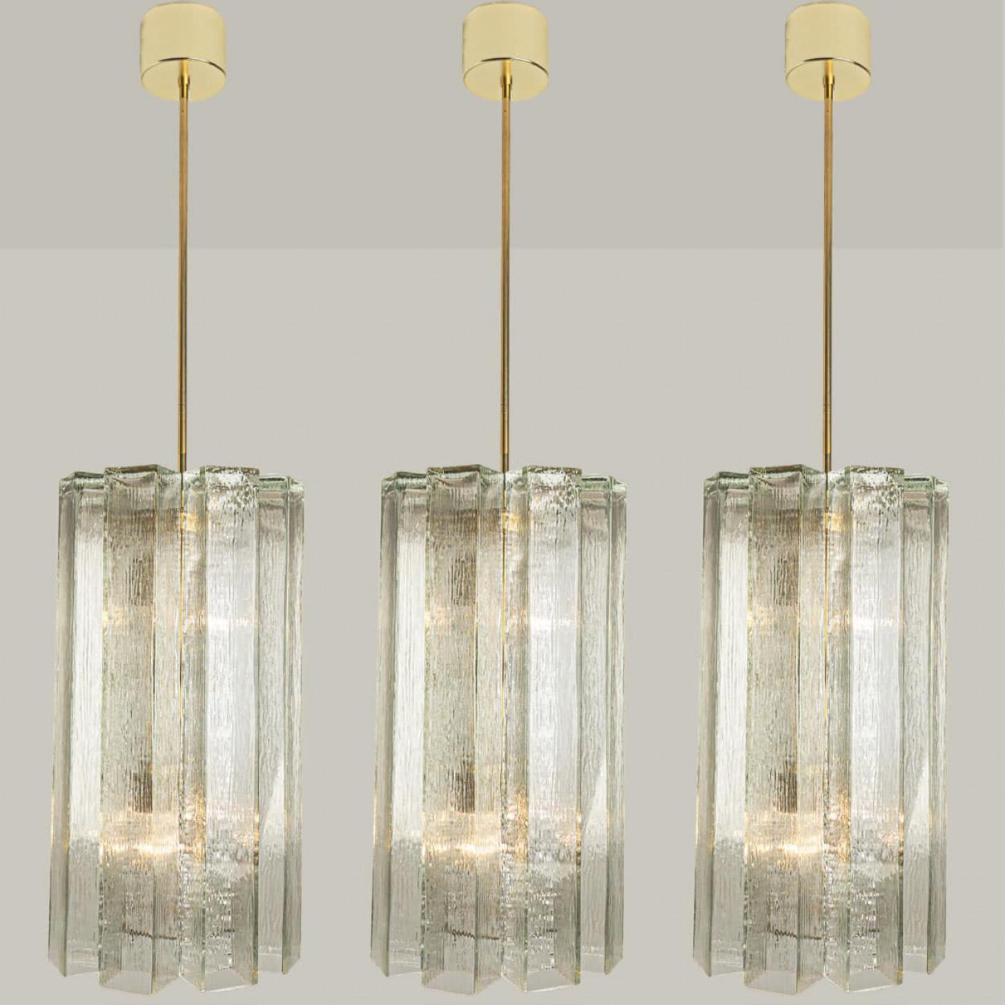 Pendente moderno di metà secolo prodotto da Doria Leuchten Germany negli anni Sessanta. La lampada presenta una struttura in ottone da cui pendono 8 tubi in vetro di Murano.

Il lampadario è dotato di cinque prese E27 per una splendida distribuzione
