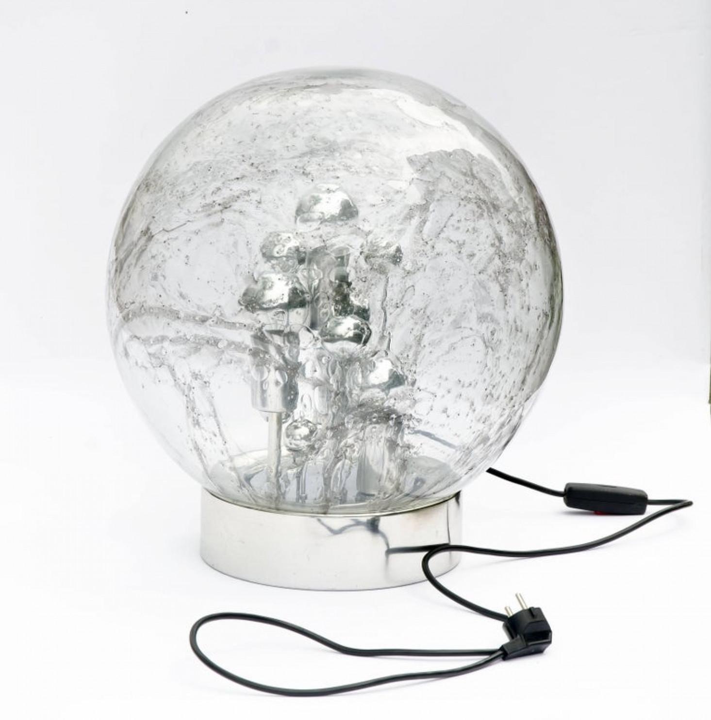 Riesige Doria-Lampe aus mundgeblasenem Glas auf Chromsockel, Italien, um 1970. Dieses außergewöhnliche Artefakt modernen Designs aus Italien spiegelt das extreme Interesse am Modernismus in Europa während dieser Zeit wider. Die Kugel wurde