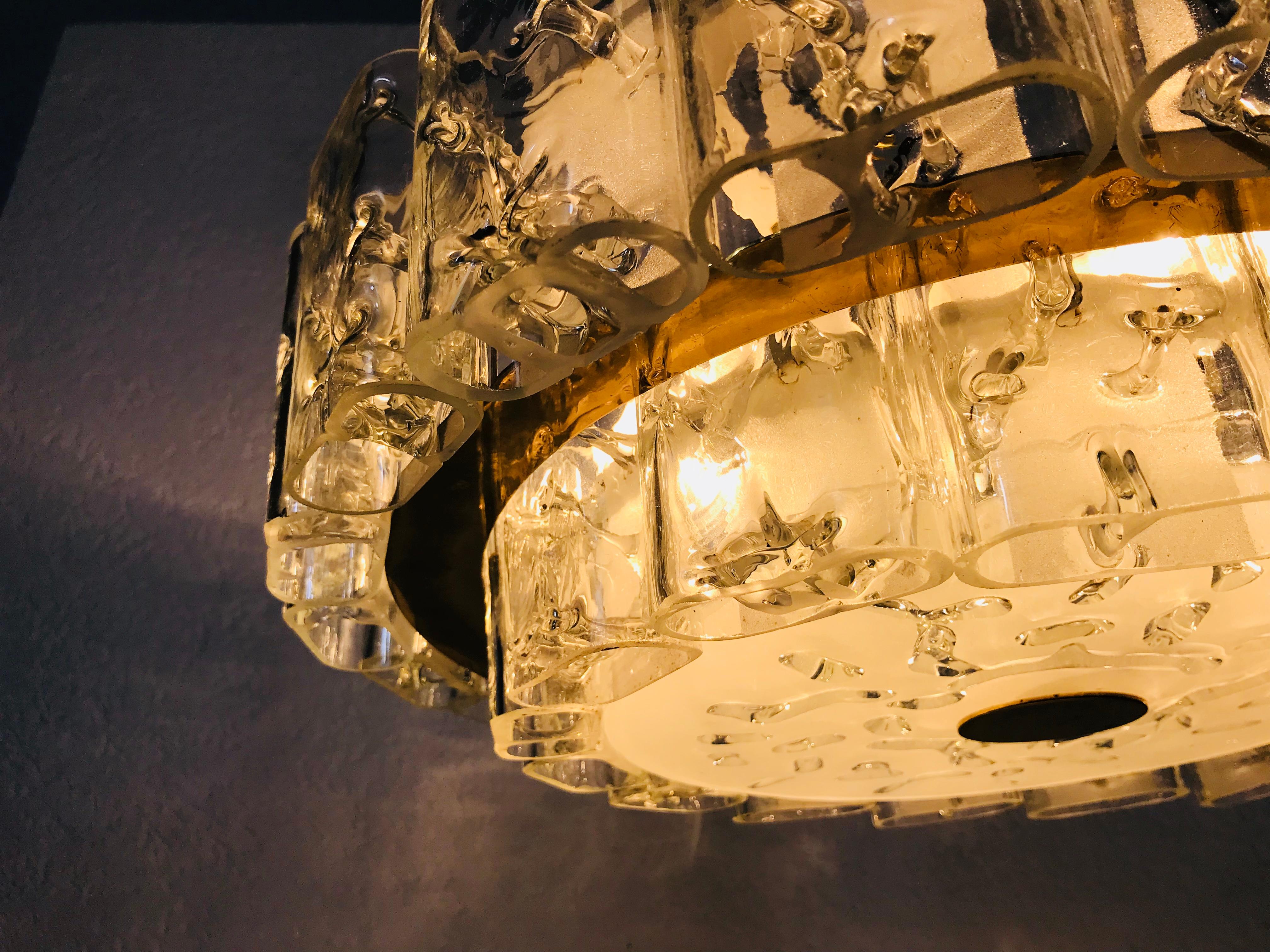 Doria Zweistöckiger kreisförmiger Kristall-Eisglas-Kronleuchter aus der Jahrhundertmitte, 1960er Jahre (Europäisch) im Angebot