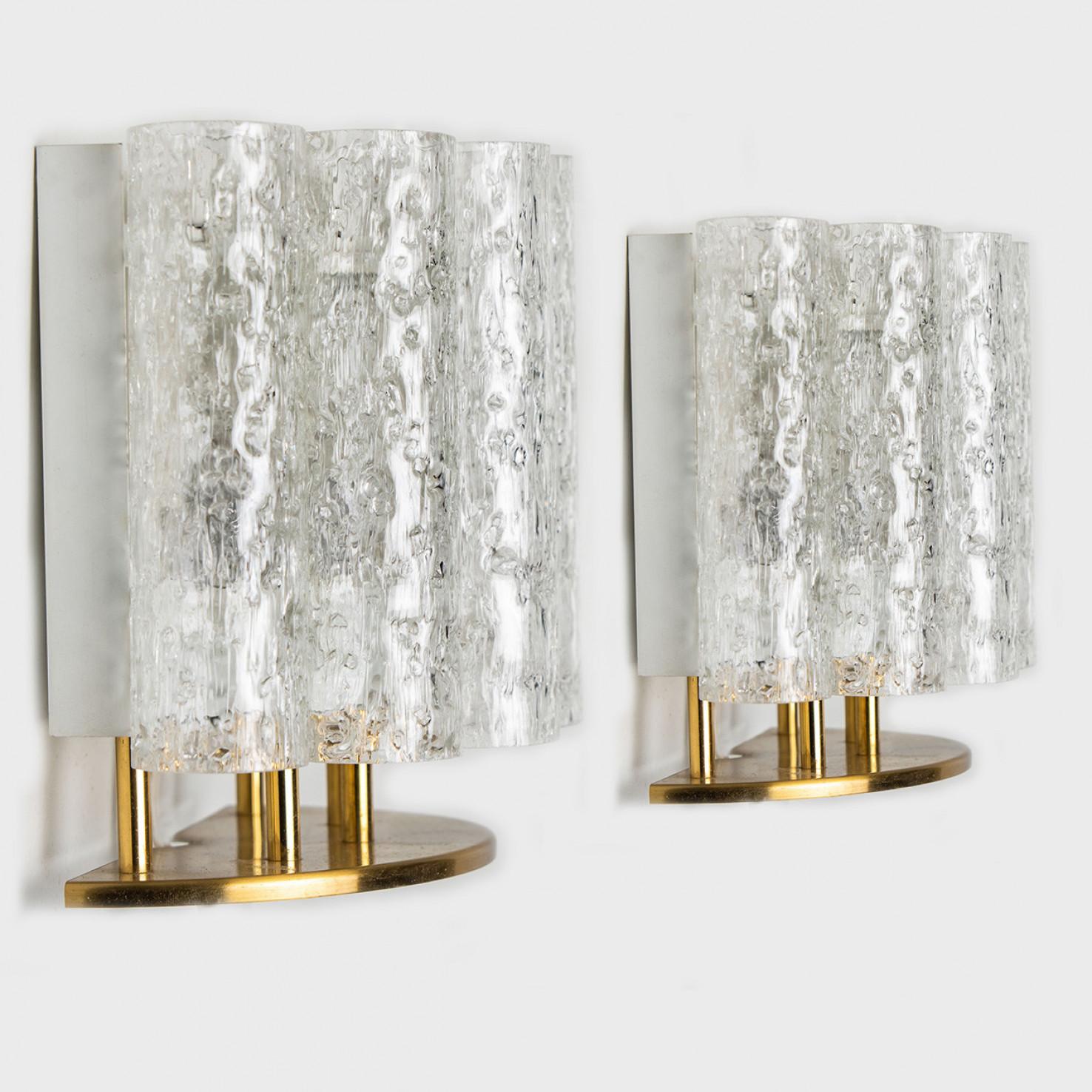 Wonderful pair off high-end Doria wall lamps. Manufactured in the 1960s. With textured, clear and amber spickled glass pipes.
The stylish elegance of this lamp suits many environments, from Mid Century to Hollywood Regency, from Danish Modern to