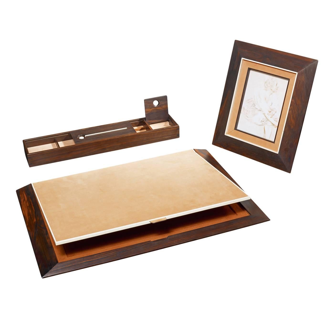 This elegant desk pad in ebony wood has a shutter covered in nubuck leather and it is highlighted at the edges with a horn frame. The interior is finished with a contrasting color. 

 