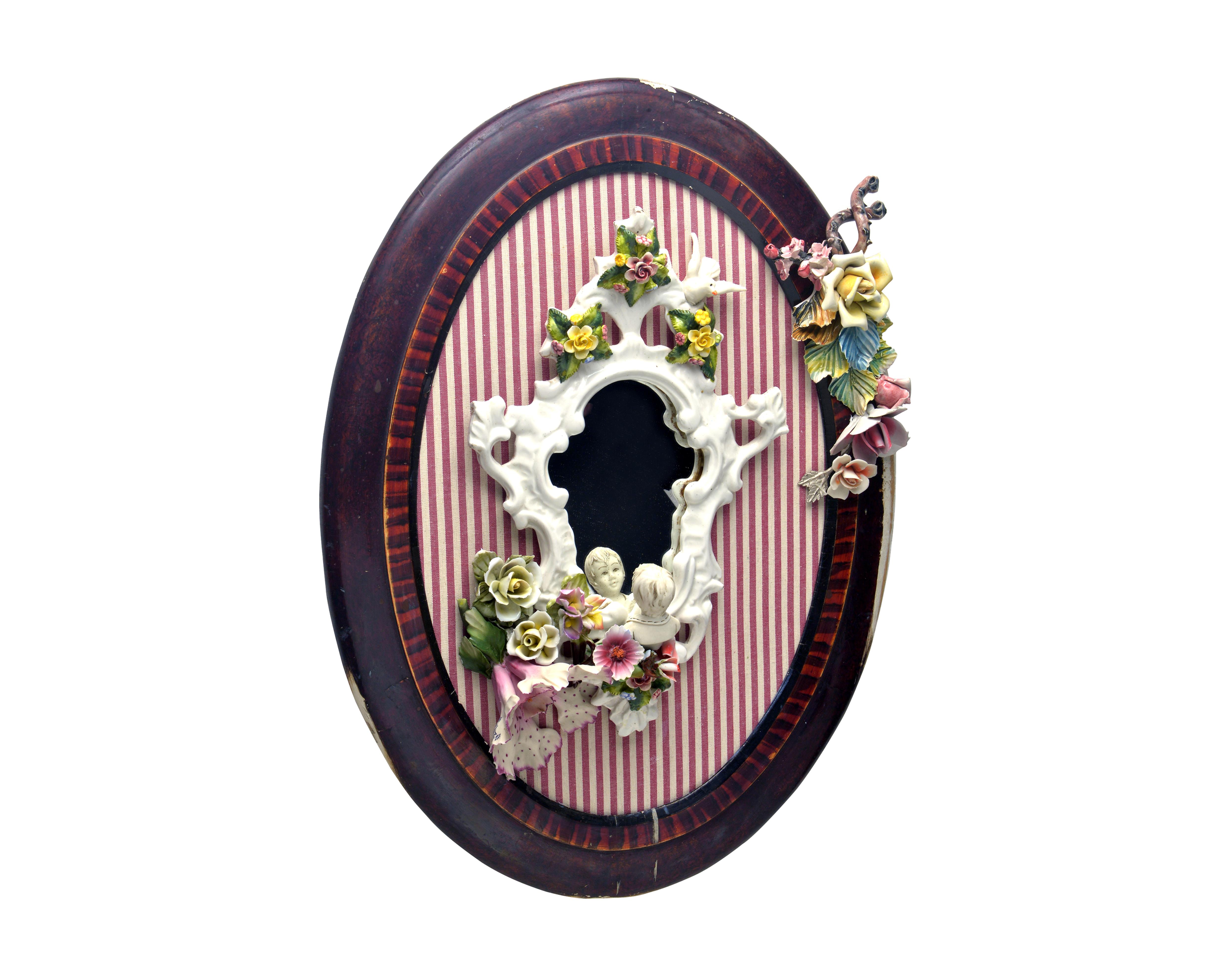 Vieux cadre en bois dont le fond est recouvert d'un tissu de coton rayé.
Miroir avec cadre en céramique décoré.
Fabrication : Bassano
Fleurs et figurines en porcelaine
Fabrication : Capodimonte
Quand j'étais enfant, j'aimais les Barbies, les elfes,