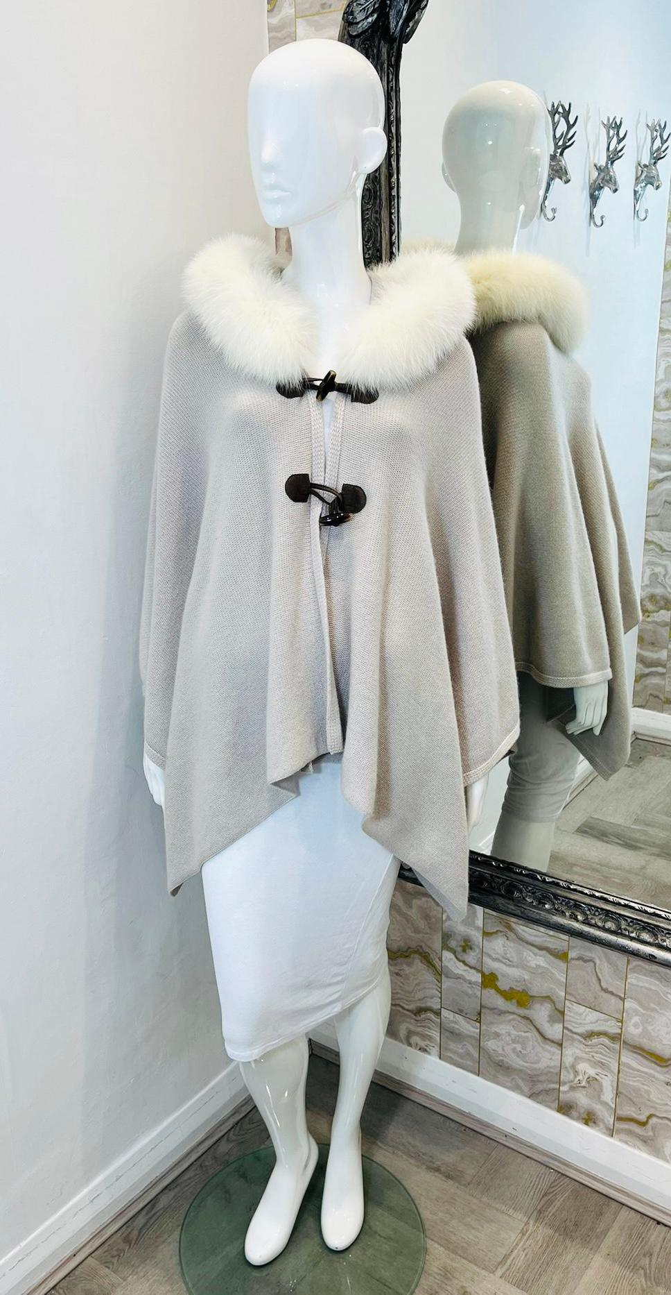 Doriani Rabbit Fur & Cashmere Cape

Light grey cape designed with white fur trimmed hood.

Detailed with resin leather horn buckle closure to the centre.

Size – M

Condition – Very Good

Composition – 100% Cashmere, Rabbit Fur