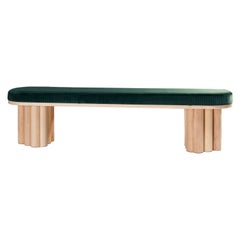 Banco Doric de arce natural y pana de terciopelo verde esmeralda