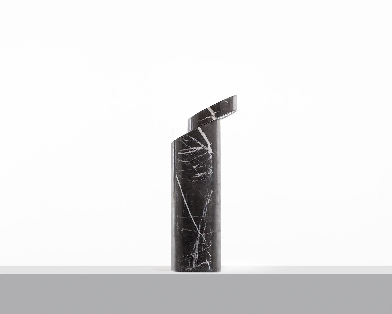Lampe de table en marbre Doric de Carlos Aucejo
Dimensions : 44 x 17 x 17 cm : 44 x 17 x 17 cm
MATERIAL : Marbre gris Pietra

Pietra grey, (marbre iranien). Inspiré d'une colonne grecque dorique définie par la simplicité et la robustesse de ses