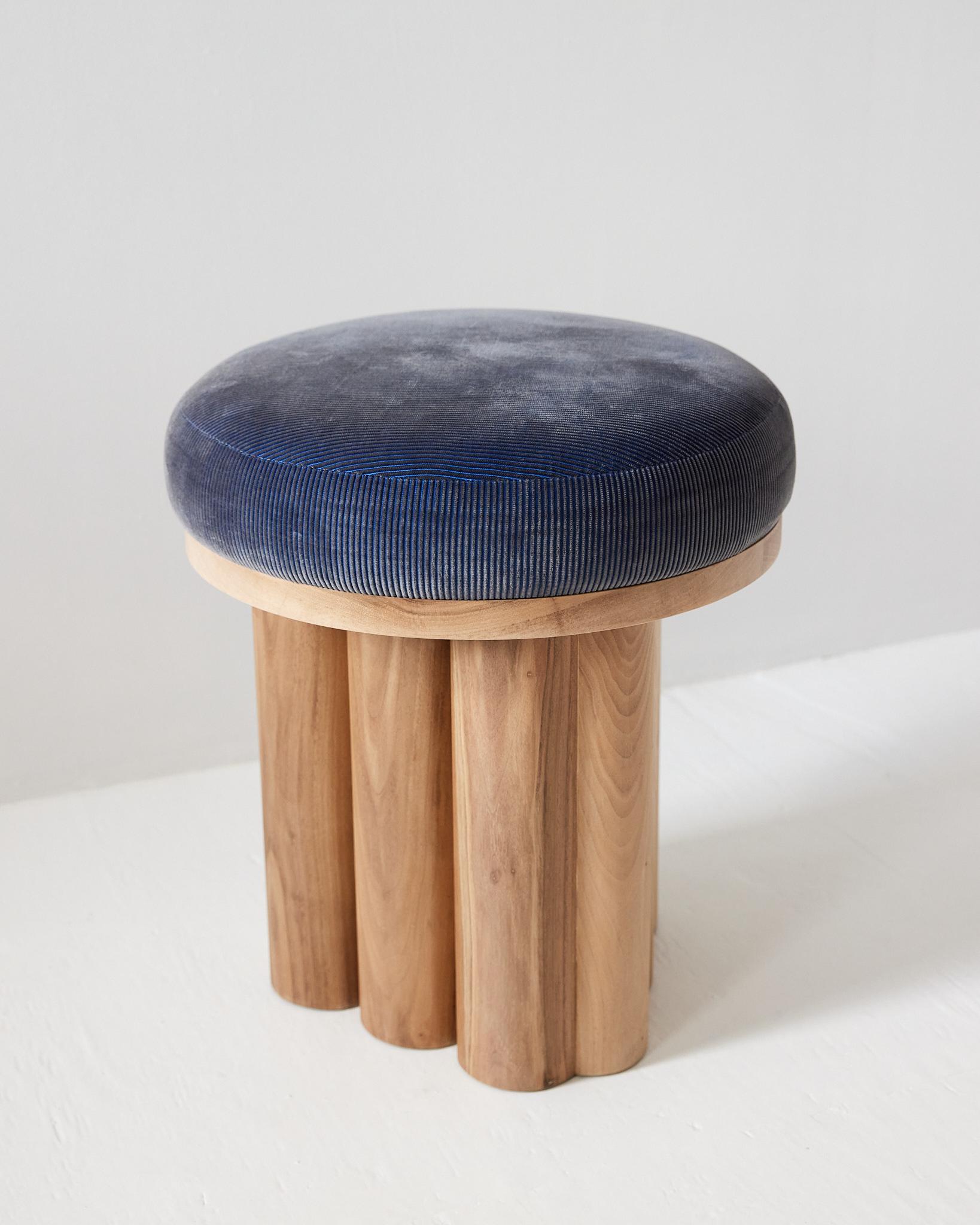 El taburete dórico es una pieza versátil y elegante, que ha encontrado su lugar en museos, oficinas y hogares. Las patas brutalistas y monolíticas recuerdan a antiguas columnas de todo el mundo, y ofrecen una calidad sencilla y discreta que sin duda