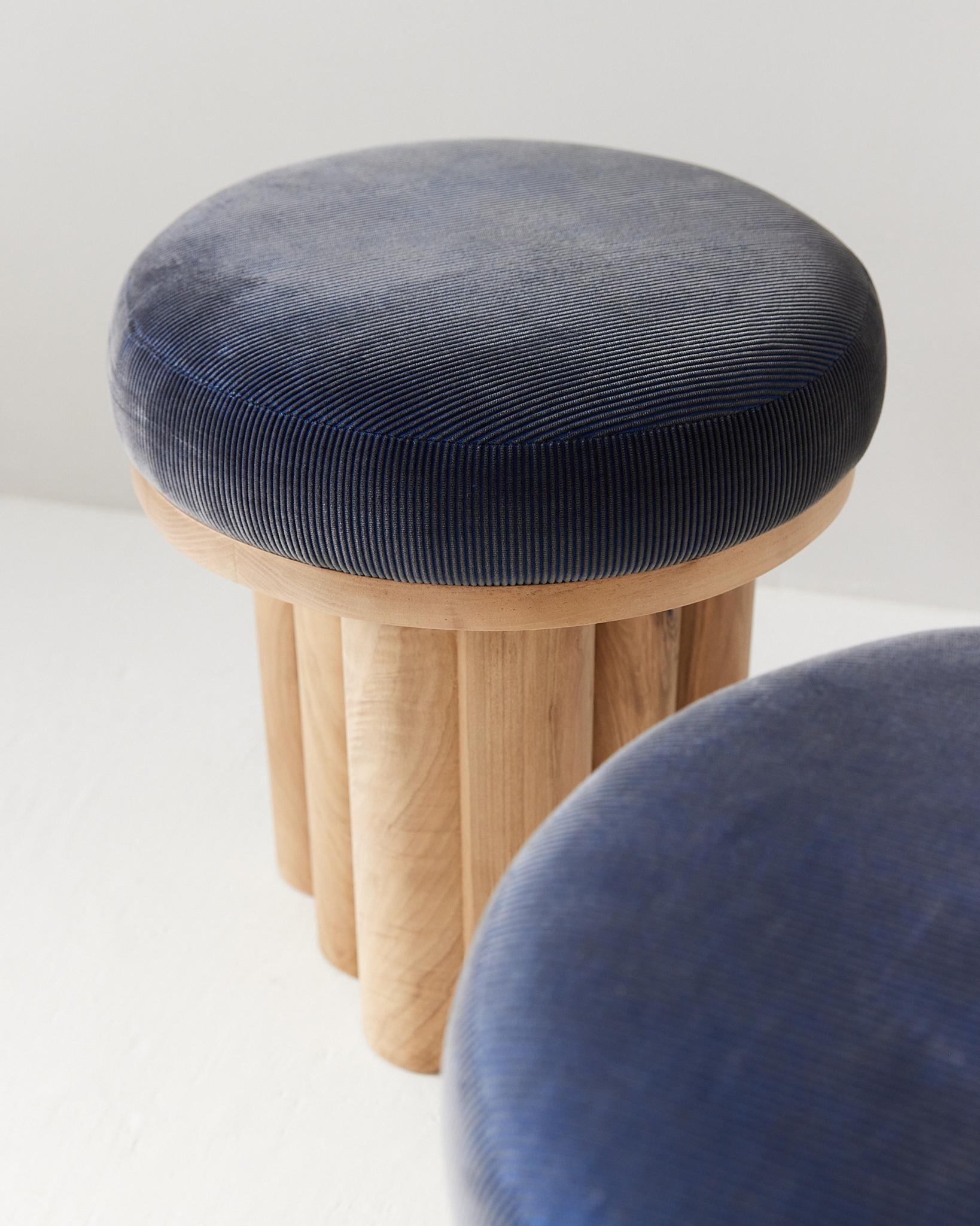 Taburete Doric de nogal claro con pana azul grisácea Estadounidense en venta