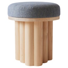 Tabouret Doric en érable naturel avec lin bleu clair