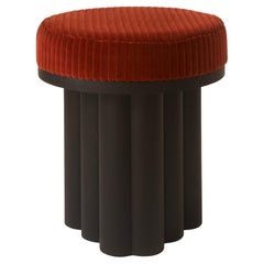 Doric Stool - Tabouret moderne en noyer noirci et tapisserie rouge