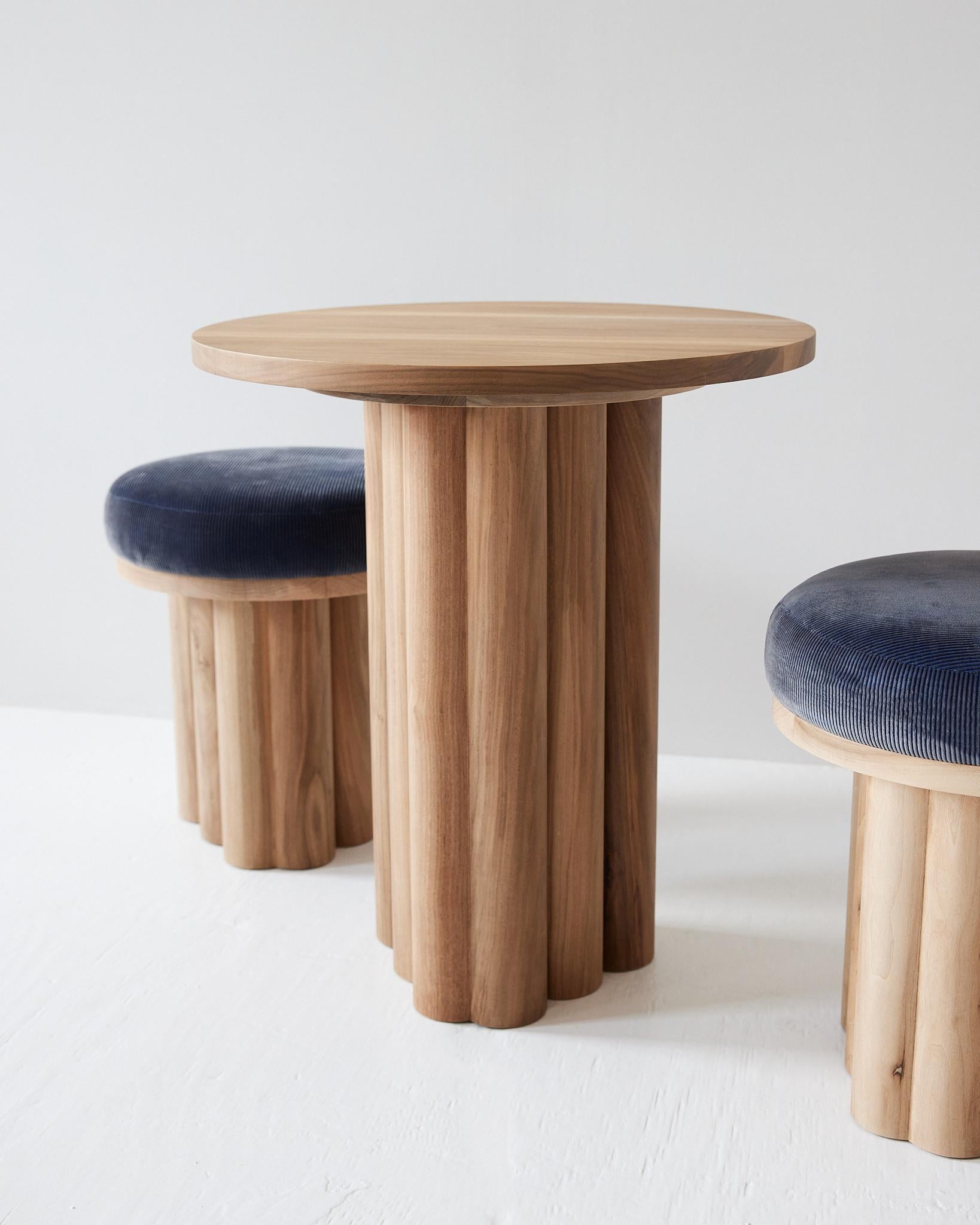 Doric Hocker - Moderner gepolsterter Hocker aus gebleichtem Nussbaum mit blauem Bezug im Zustand „Neu“ im Angebot in Philadelphia, PA