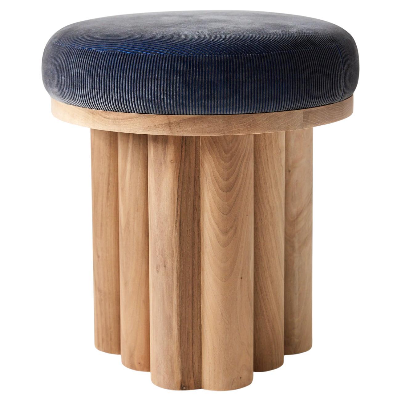 Doric Stool - Tabouret moderne en noyer blanchi avec tapisserie bleue