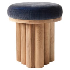 Sgabello Doric - Sgabello moderno imbottito in noce sbiancato con rivestimento blu