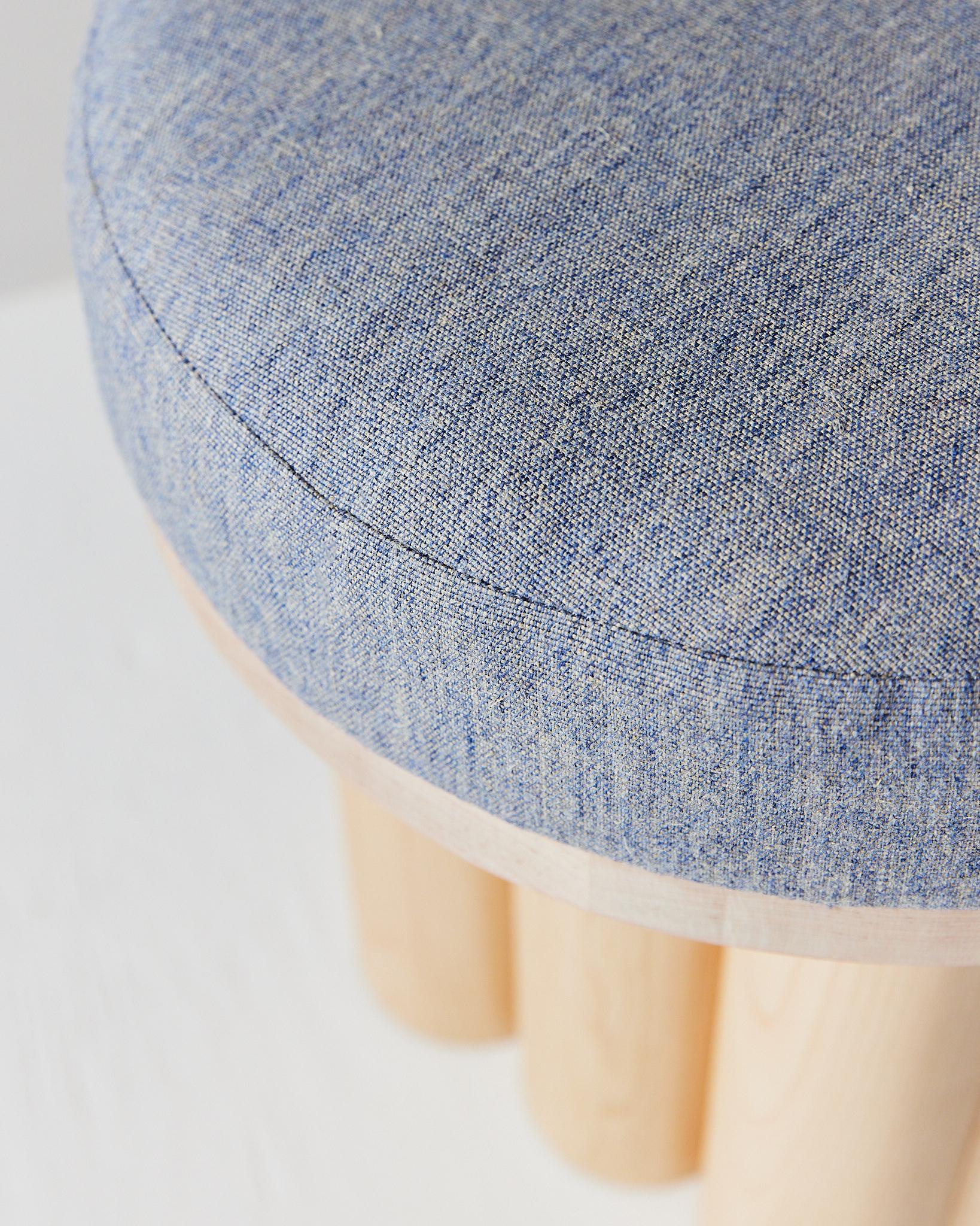 Moderne Doric Stool - Tabouret moderne en érable avec revêtement en lin bleu en vente