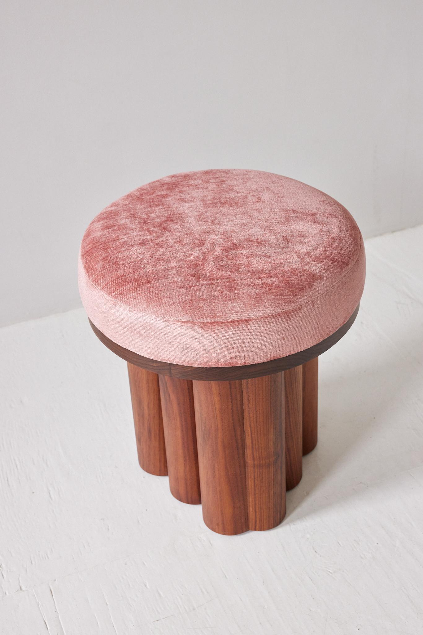 Una seduta compatta e scultorea che prende spunto dall'architettura classica. Lo sgabello Doric è caratterizzato da audaci gambe a colonna e da un piano generosamente imbottito, che offre comfort e presenza in un ingombro ridotto. Perfetto come