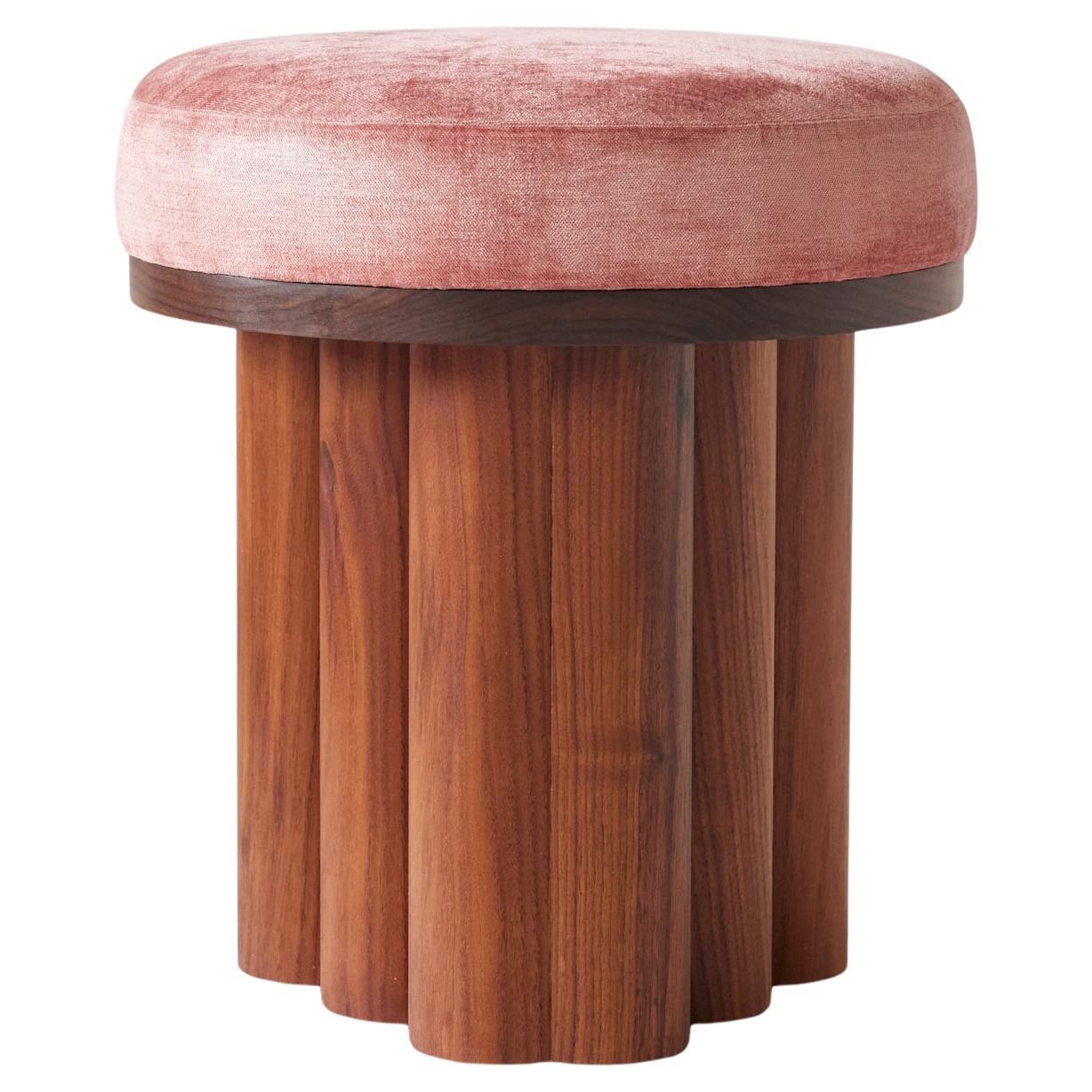 Doric Stool - Tabouret moderne en noyer avec tapisserie en chenille rose
