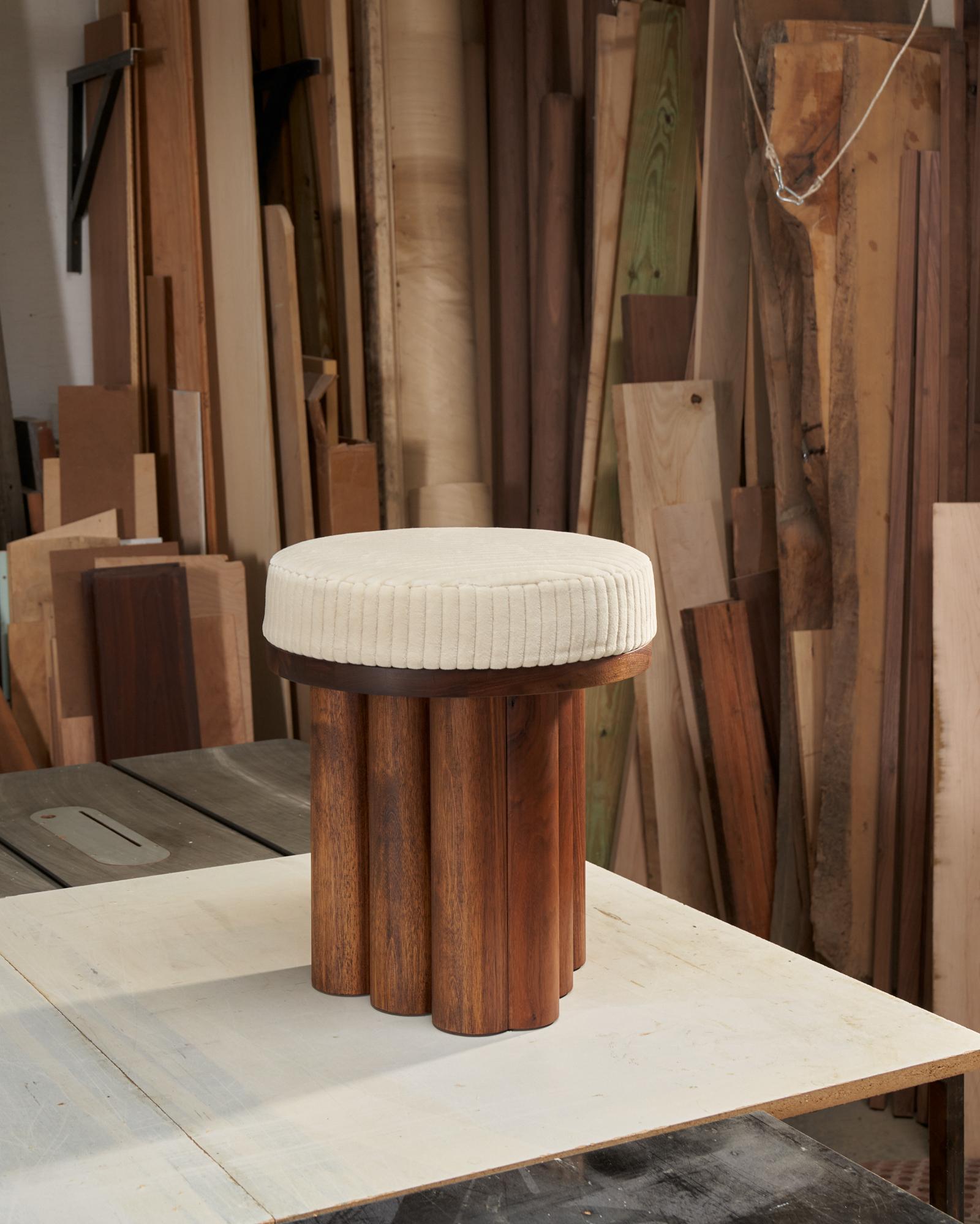 Der dorische Hocker ist ein vielseitiges und elegantes Stück, das in Museen, Büros und Wohnungen seinen Platz gefunden hat. Die brutalistischen, monolithischen Beine erinnern an antike Säulen, die überall auf der Welt zu finden sind, und bieten eine
