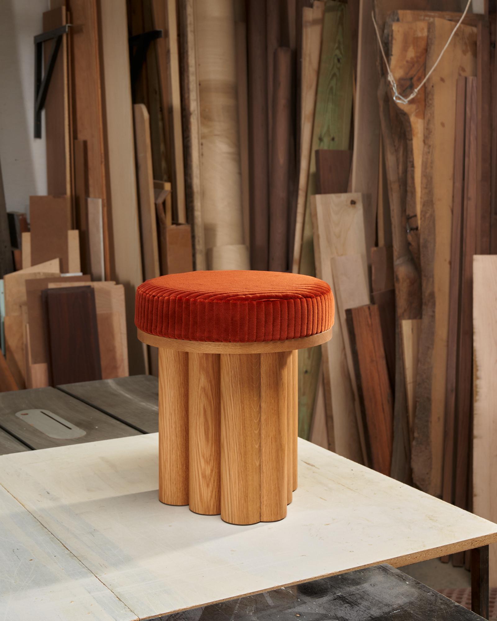 Der dorische Hocker ist ein vielseitiges und elegantes Stück, das seinen Platz in Museen, Büros und Wohnungen gefunden hat. Die brutalistischen, monolithischen Beine erinnern an antike Säulen, die überall auf der Welt zu finden sind, und bieten eine