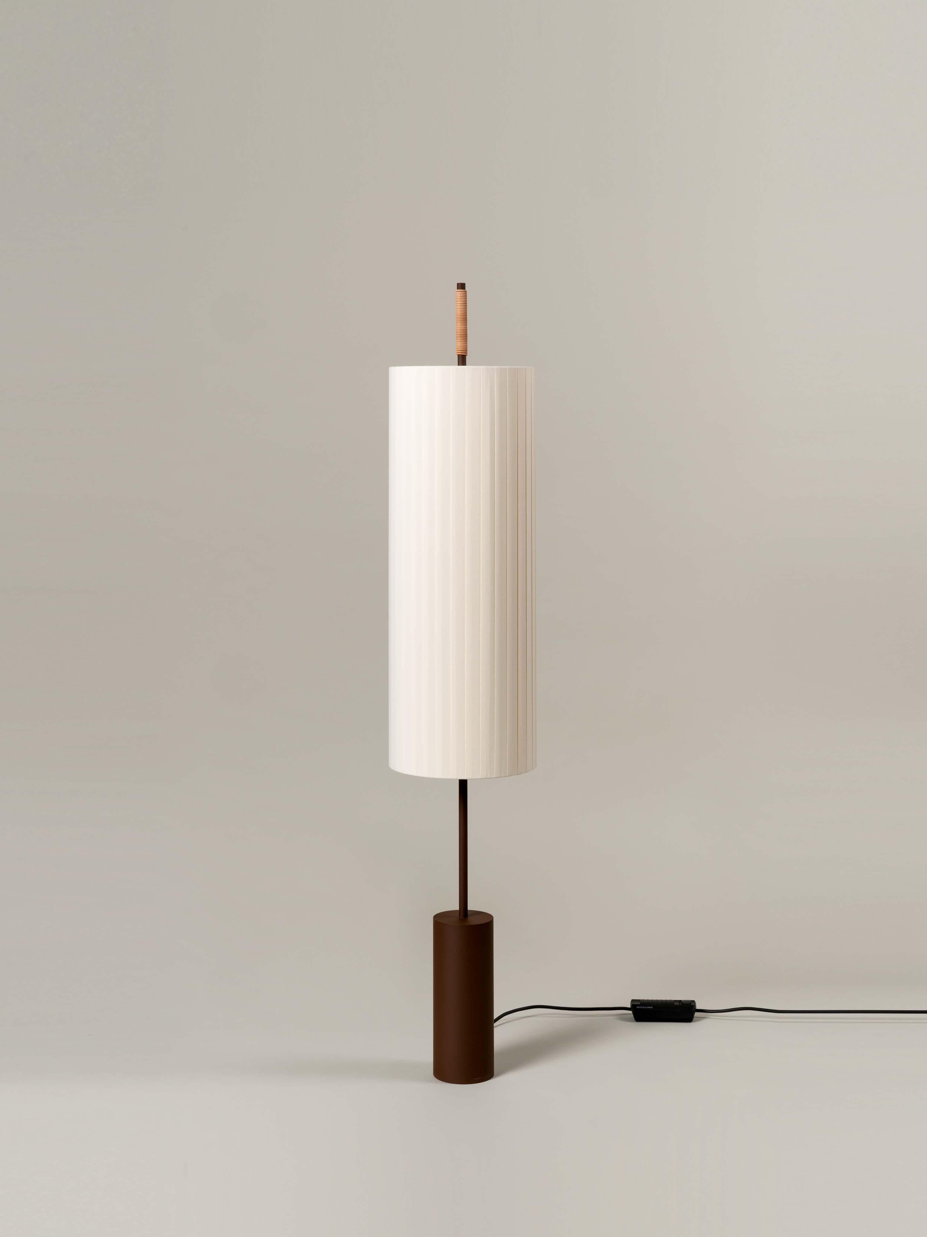 Dórica floor lamp by Jordi Miralbell, Mariona Raventós
Dimensions: D 28 x H 143 cm
Materials: Metal, ribbon.

The balance of materials that make up this lamp—its cotton shade, metallic structure and stitched leather grip—are a vindication of