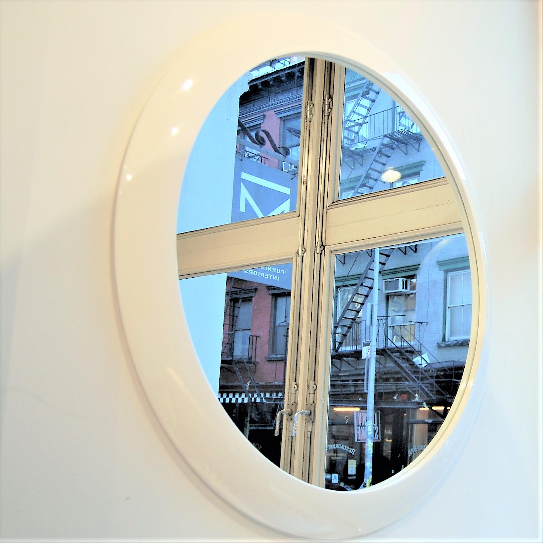Ce miroir circulaire fabriqué à la main est une pièce idéale pour n'importe quel mur, car l'équilibre entre le verre et le cadre est proportionnellement étonnant tandis que le cadre lui-même semble se fondre dans le mur.