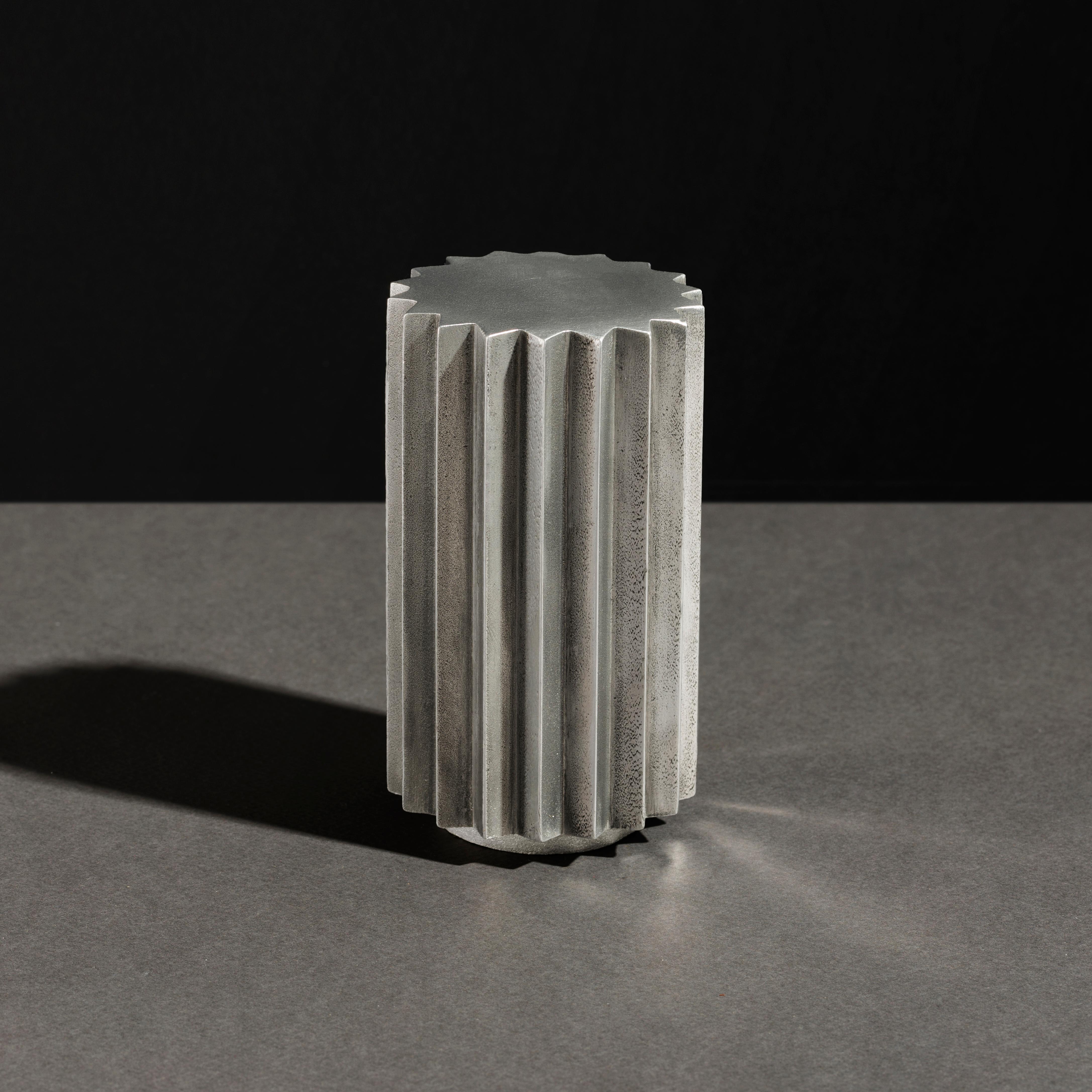 Side tables in cast bronze, blackened bronze or aluminum of different diameters and heights that can be combined to create a coffee table. Inspired by Doric columns in archaic architecture, the extruded multi-point stars have a different finish on