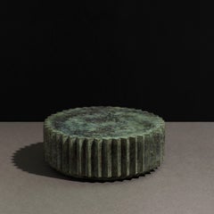 Tavolino Doris in bronzo fuso sfaccettato con patina verde toscana