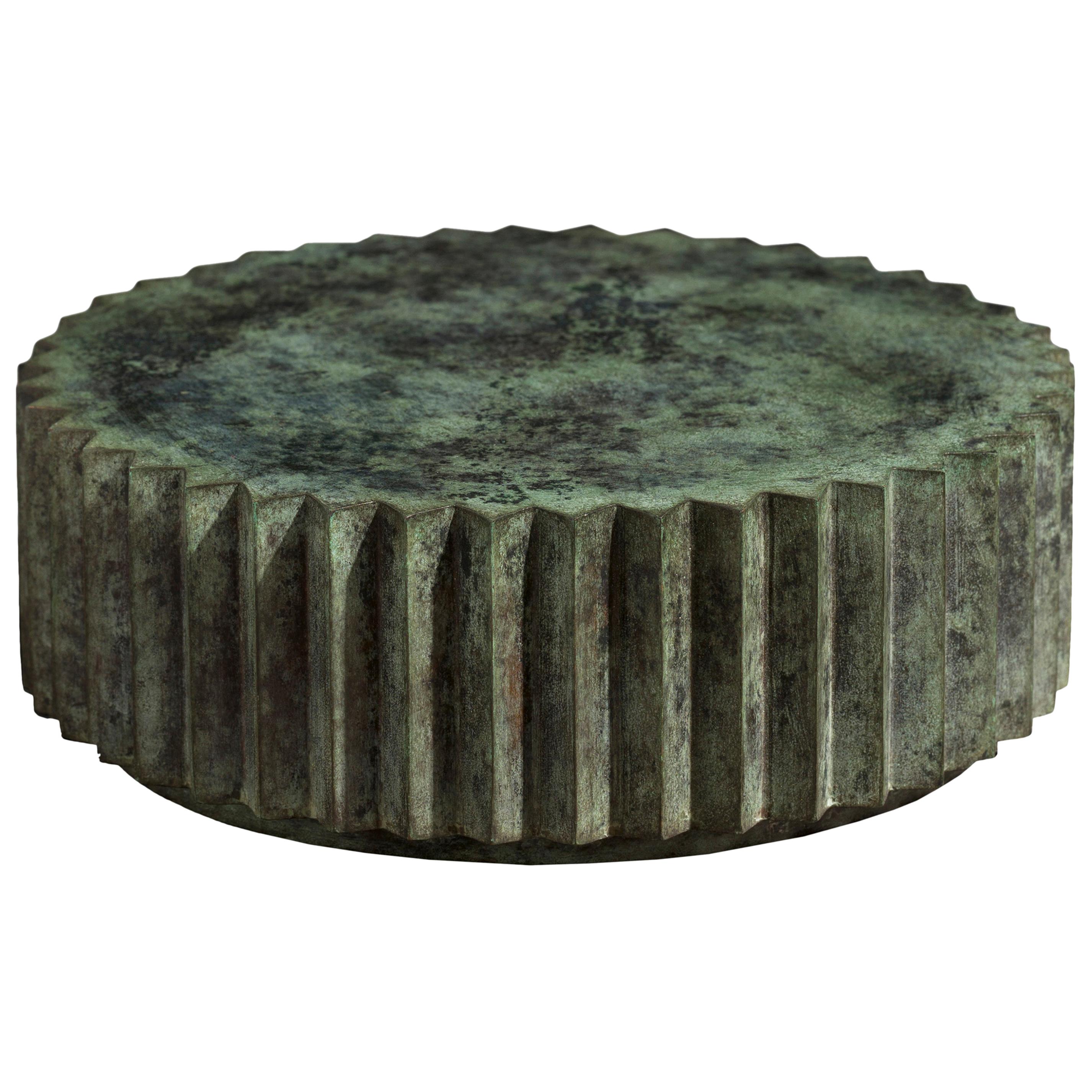 Table basse multifacettes Doris en bronze moulé avec patine vert toscan