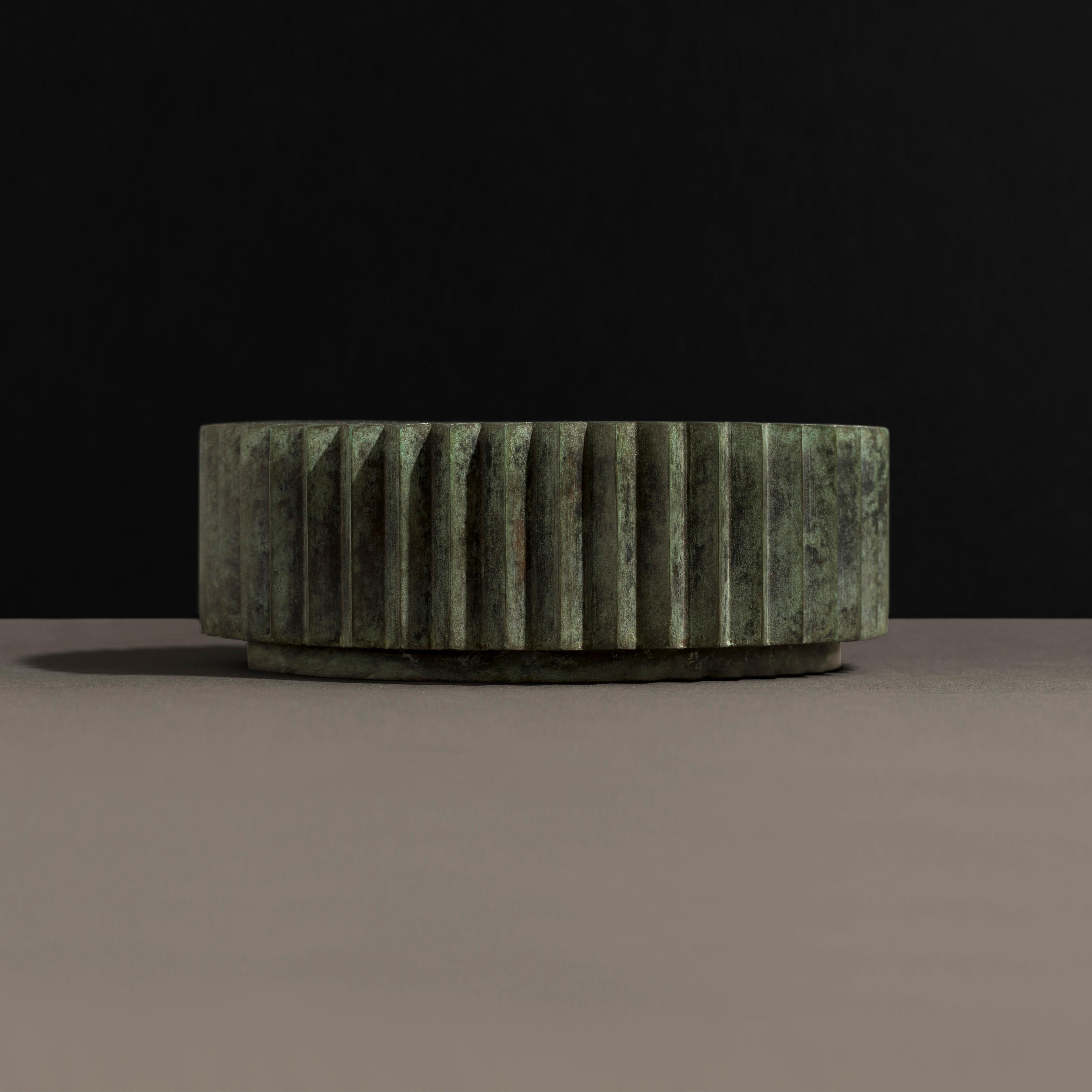 Noirci Table d'appoint Doris en bronze moulé à multiples facettes avec patine verte toscane en vente