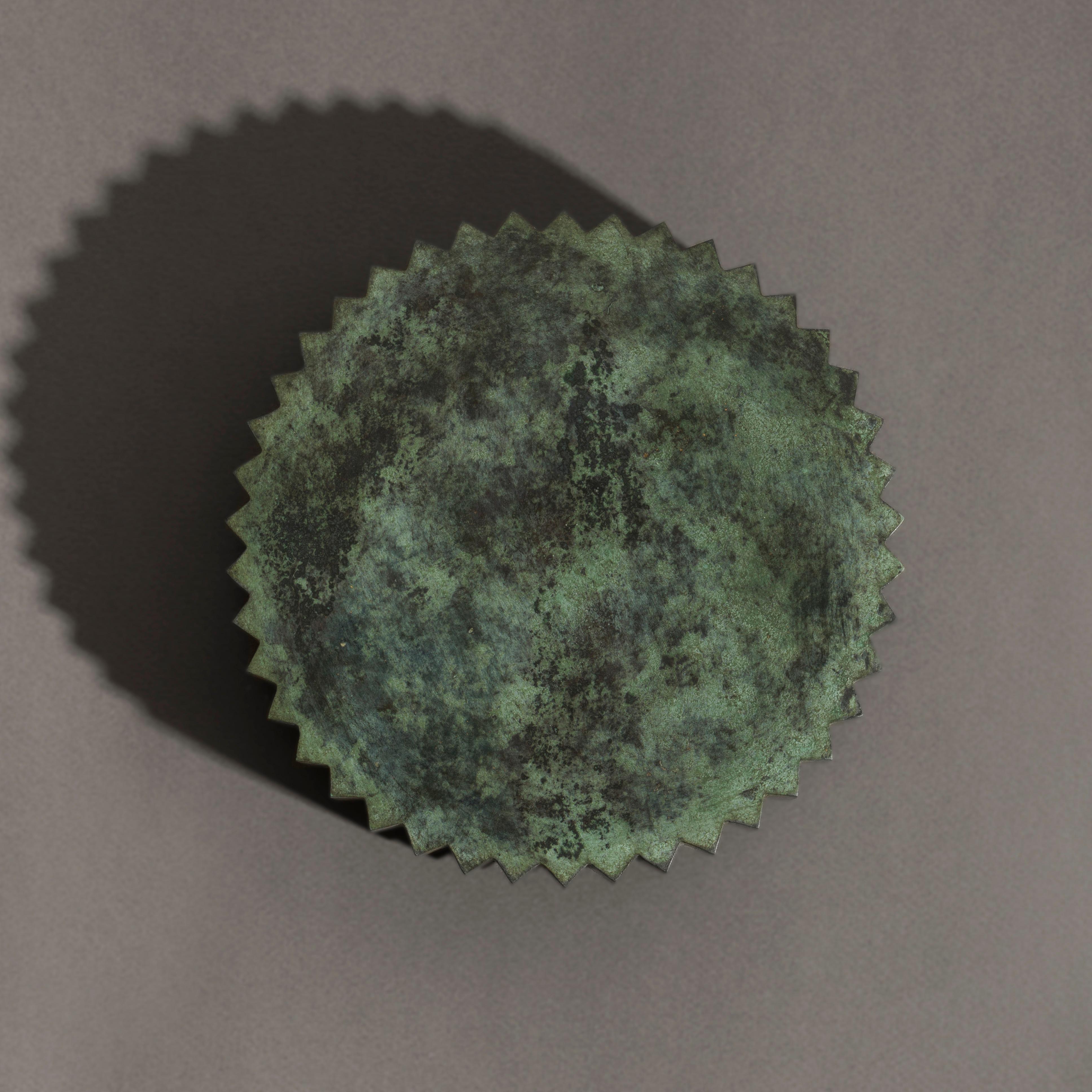 italien Table d'appoint Doris en bronze moulé avec patine verte de Toscane par Fred &Juul en vente