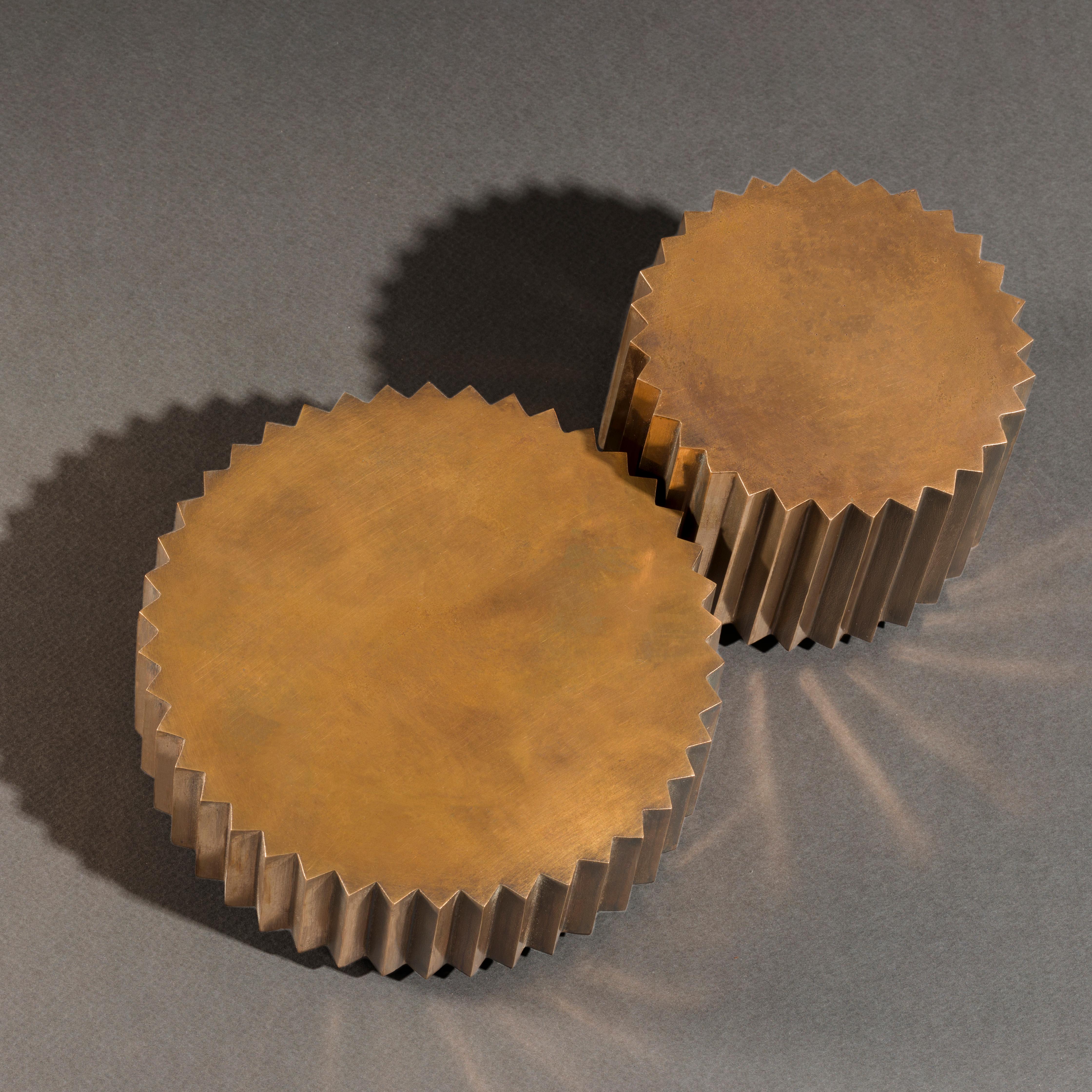 Doris, facettenreiches Couchtisch-Set aus oxidierter Bronzeguss (Geschwärzt) im Angebot